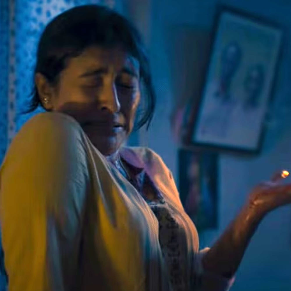 షైనీ అనే మహిళ తన భర్త ఇంట్లో అత్తమామలతో కలిసి ఉంటుంది. ఆమె అత్త మంచానికే పరిమితమై ఉండటంతో, చాలా సంవత్సరాలుగా ఆమెను చూసుకోవాల్సిన బాధ్యత షైనీ మీదే పడుతుంది. ఈ రొటీన్ బోరింగ్ జీవితంతో విసిగిపోయిన షైనీకి కిరణ్ అనే వ్యక్తితో అక్రమ సంబంధం పెట్టుకుంటుంది. ఈ ఇద్దరూ సీక్రెట్ గా కలుసుకుంటూ ఉంటారు.