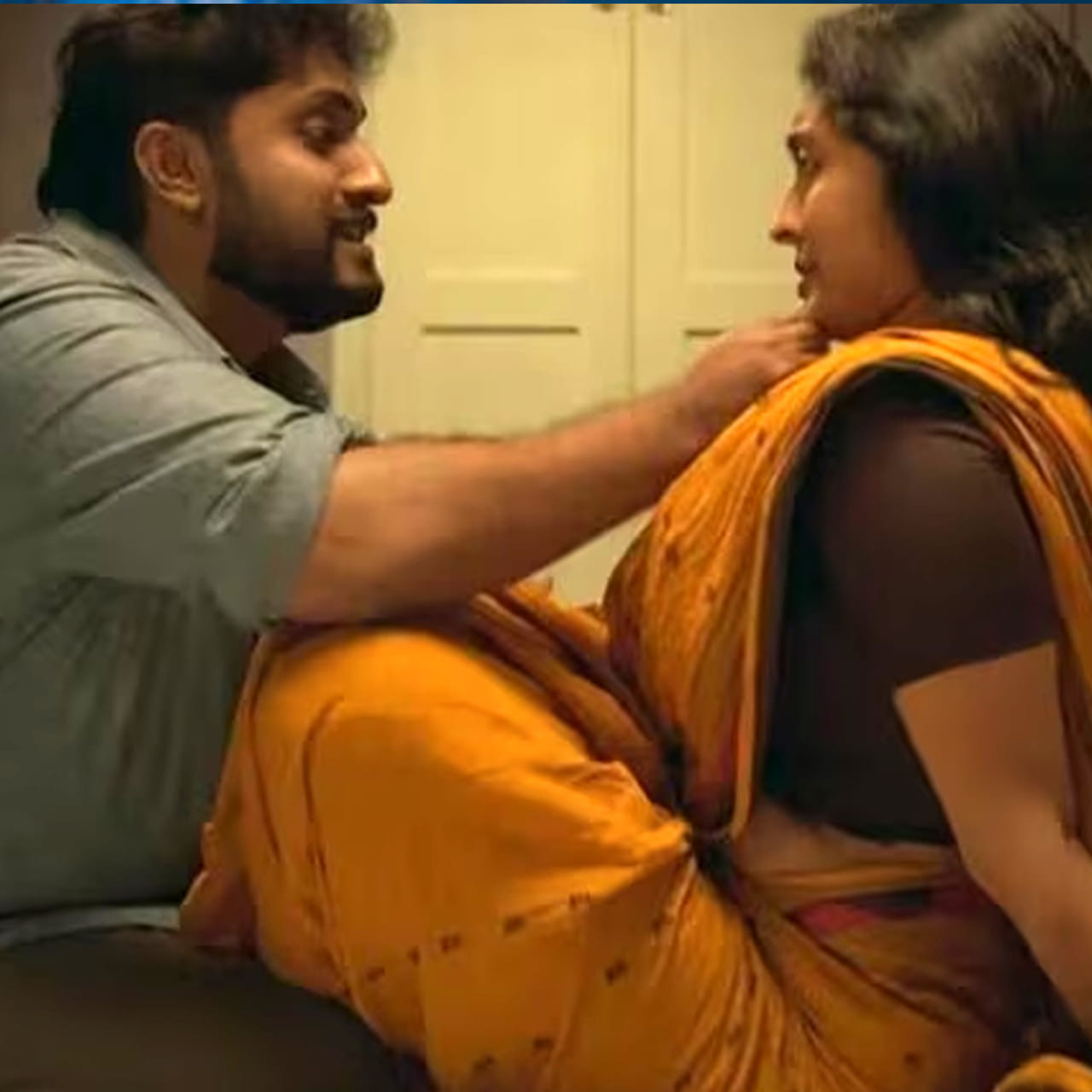 ఓటీటీలో ఎన్నో రకాల థ్రిల్లర్ సినిమాలు అందుబాటులో ఉన్నాయి. శుక్రవారం వచ్చిందంటే చాలు పదుల సంఖ్యలో సినిమాలు విడుదలై అభిమానులను ఆకట్టుకుంటున్నాయి. ఇక ఇప్పుడు ఓ రొమాంటిక్ థ్రిల్లర్ సినిమా ప్రేక్షకులను విశేషంగా ఆకట్టుకుంటుంది. బాబాయ్ ఈ సినిమా చూడాలంటే 18+ అయ్యుండాలి.. ఊహించని ట్విస్ట్ లతో మైండ్ పోతుంది ఈ సినిమా చూస్తుంటే.. 