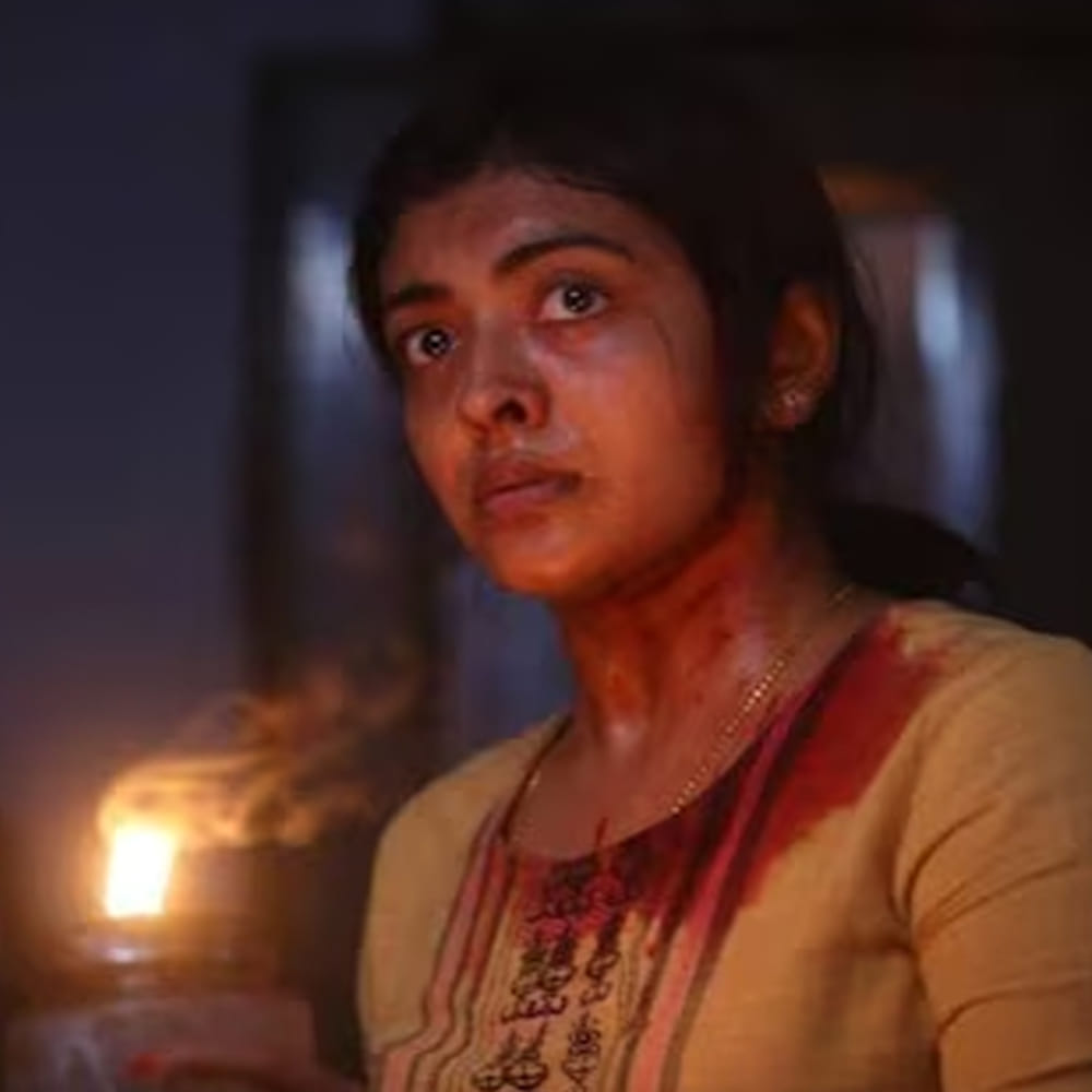 ఈ సినిమా పేరు ఉడల్.. మలయాళంలో తెరకెక్కిన ఈ మూవీ ప్రస్తుతం ఓటీటీలో అద్నుబాటులో ఉంది. ఈ సినిమాలోని ప్రతి సీన్ చాలా ఇంట్రెస్టింగ్ గా ఉంటుంది. ఇక రొమాంటిక్ అండ్ డార్క్ నెస్ ఎక్కువ గా ఉండటంతో పాటు రక్తపాతం కూడా ఉంటుంది. కాబట్టి 18 ఏళ్లు నిండిన వారే ఈ సినిమా చూడాలి. ఈ చిత్రం అమెజాన్ ప్రైమ్ ఓటీటీలో అందుబాటులో ఉంది. 