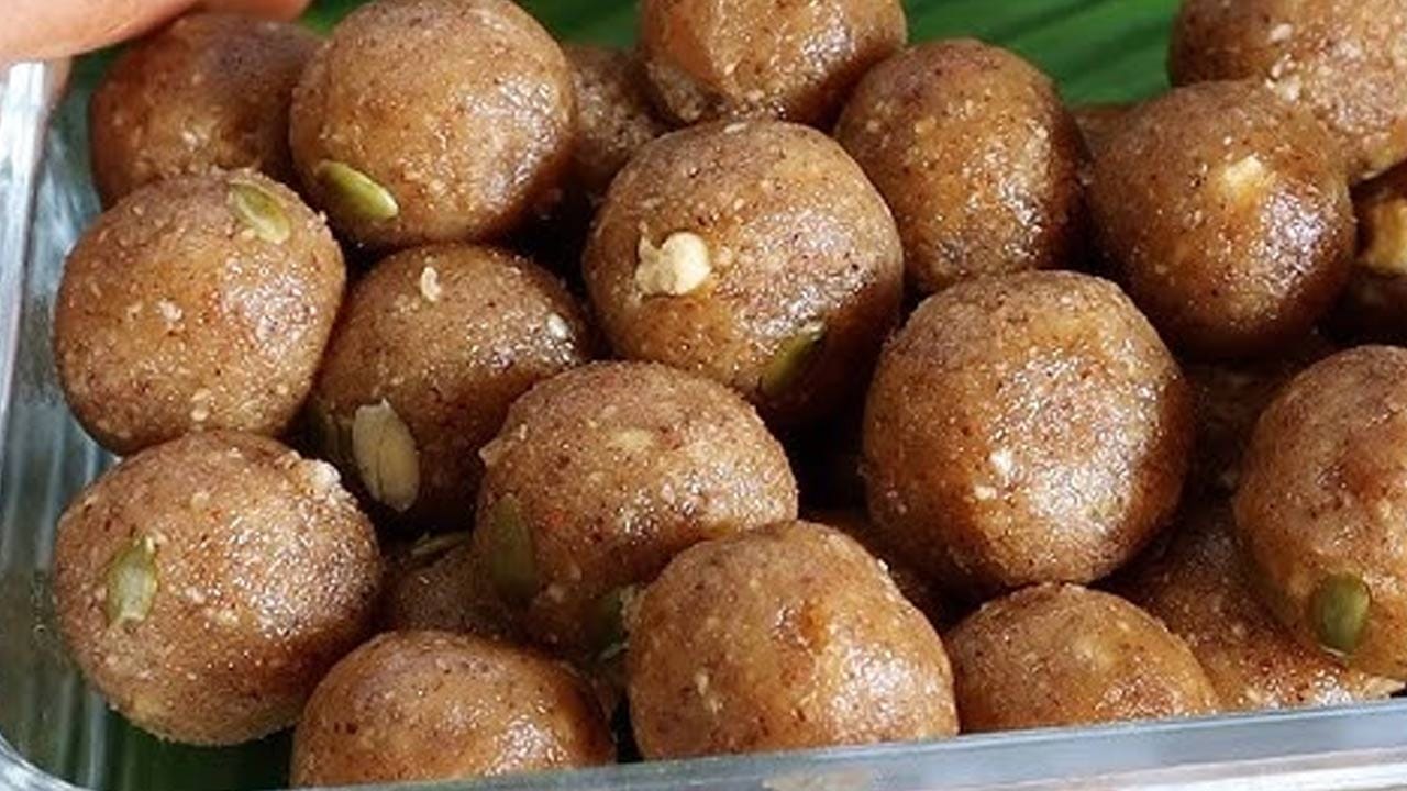 బెల్లం బాగా కరిగిన తర్వాత పచ్చి కొబ్బరి తురుముదీనిలో వేసి అది  గట్టిగా అయ్యేదాకా 10 నిముషాలు వీటిని కలుపుతూ ఉండాలి.  
ఇక చివరలో యాలకుల పొడి, వేయించిన 10 జీడిపప్పు, అర కప్పు ఎండుద్రాక్ష కూడా దీనిలో వేసి కలపాలి. ఇది  చల్లారిన తర్వాత చేతికి ఒక టేబుల్ స్పూన్ నెయ్యి రాసుకుని  చిన్న ఉండలుగా చేసి ఒక ప్లేట్ లో పెట్టుకోవాలి. అంతే, పచ్చి కొబ్బరి ఉండలు రెడీ. 