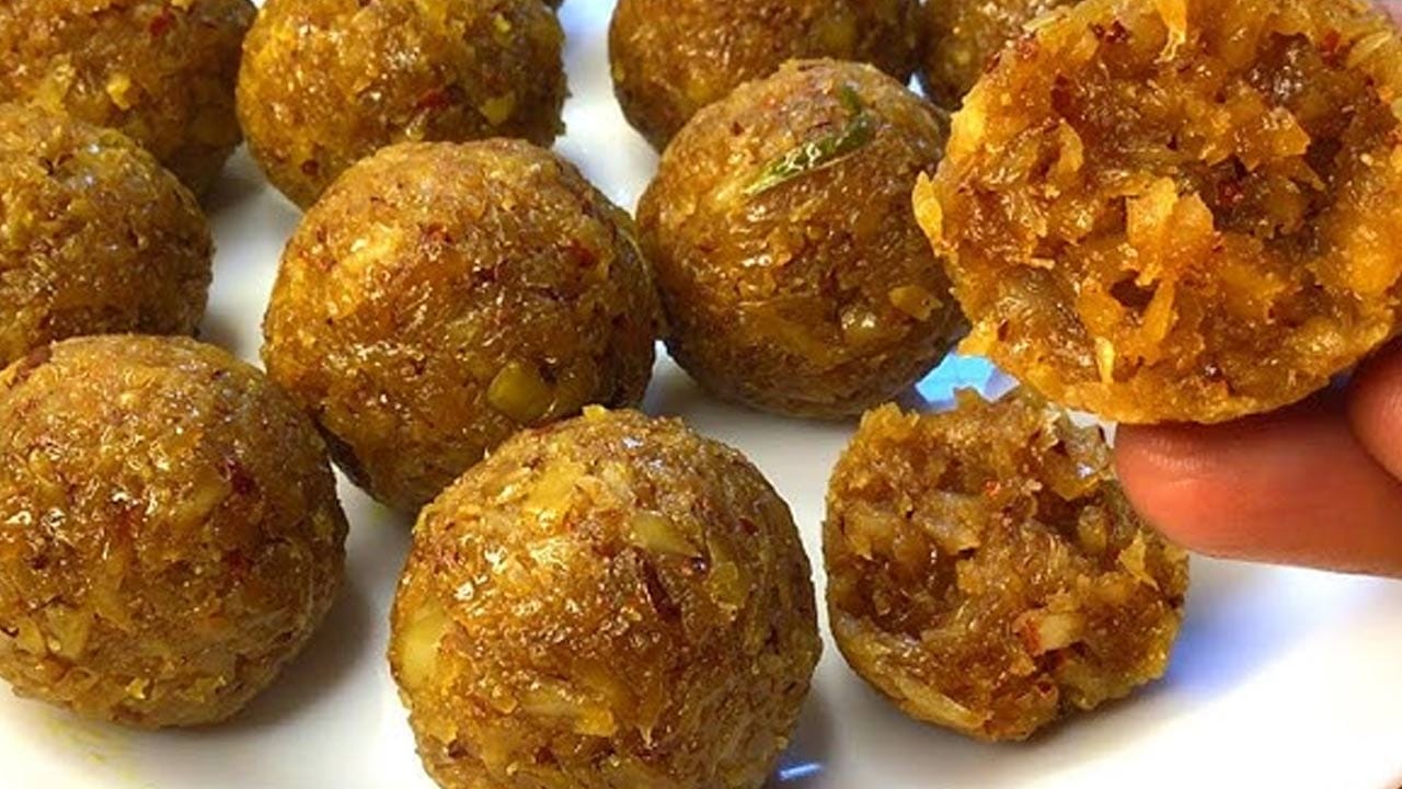 పచ్చి కొబ్బరి బెల్లం ఉండలు తినడం శరీరానికి ఎన్నో లాభాలు ఉన్నాయి. ఇవి బడికి శక్తిని ఇస్తాయి. ఇంకా ఈ బెల్లంలో ఉండే ఐరన్ రక్తహీనత సమస్యను పూర్తిగా తగ్గిస్తుంది . ఇంకా పచ్చి కొబ్బరిలో ఉండే కొవ్వులు శరీరానికి బలాన్ని పెంచుతాయి. జీర్ణక్రియను కూడా మెరుగుపరస్తుంది. దీనిని హెల్తీ స్నాక్‌గా కూడా తినొచ్చు.
