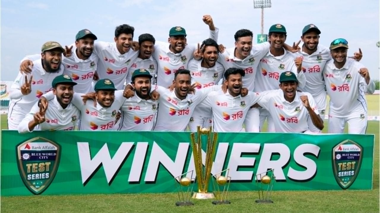 Team India WTC Final Qualification: రెండో టెస్ట్ మ్యాచ్‌లో బంగ్లాదేశ్ విధించిన 437 పరుగుల భారీ లక్ష్యంతో బరిలోకి దిగిన పాకిస్తాన్ జట్టు, ప్రత్యర్థి బౌలర్ల దాటికి తట్టుకోలేక చేతులెత్తేసింది. మహ్మద్ రిజ్వాన్ ఒంటరి పోరాటం చేస్తూ 94 పరుగుల అద్భుత ఇన్నింగ్స్ ఆడినప్పటికీ, మిగిలిన ఆటగాళ్ల నుంచి సరైన మద్దతు లభించలేదు. దీంతో పాకిస్తాన్ రెండో ఇన్నింగ్స్ 358 పరుగుల వద్ద ముగిసింది. ఈ ఘోర పరాజయంతో పాకిస్తాన్ క్రికెట్ జట్టు పరువు గంగలో కలవడమే కాకుండా, టెస్ట్ ఛాంపియన్‌షిప్ రేసులో చావుదెబ్బ తింది.