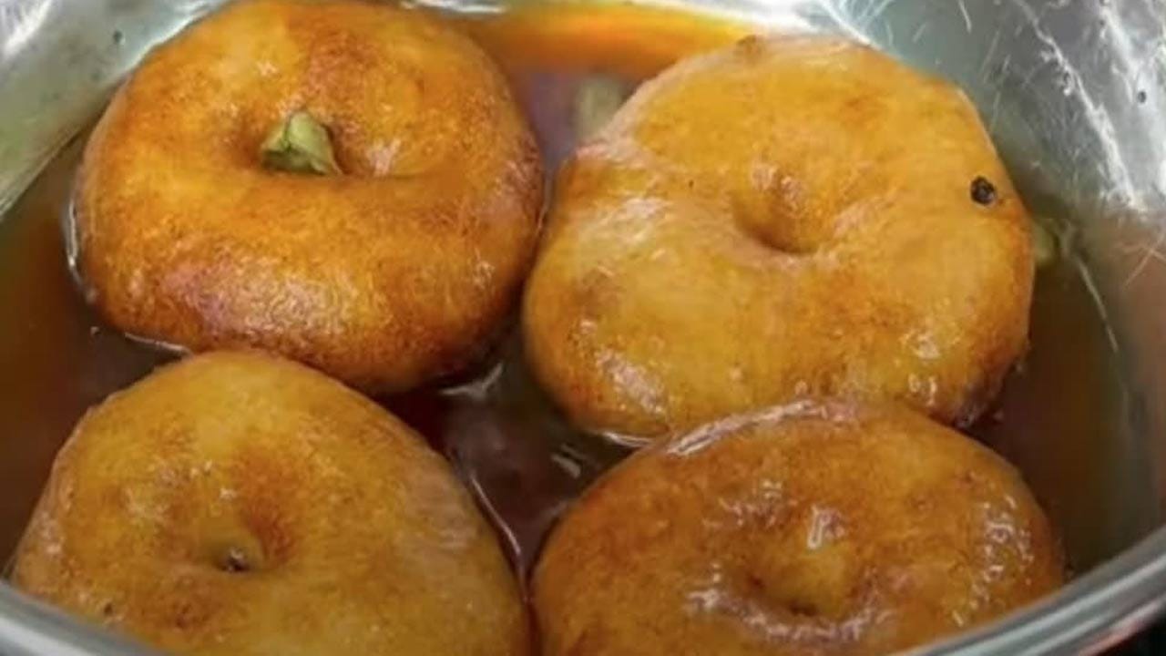 పాకం గారెలు రెసిపీ తయారీ విధానం: ముందుగా పిండి ఇలా తయారు చేసుకోవాలి అయితే, మినప్పప్పు, బియ్యంను తీసుకుని కనీసం 4 గంటలు పాటు వీటిని బాగా నానబెట్టాలి. ఆ తరువాత దీనిలో నీరు కొంచం కలిపి మెత్తగా మిక్సీ పట్టుకోవాలి. అలాగే, పిండిని బాగా కలుపుకోవాలి ఇది మరి జోరుగా కాకుండా నార్మల్ గా కలుపుకున్నా చాలు