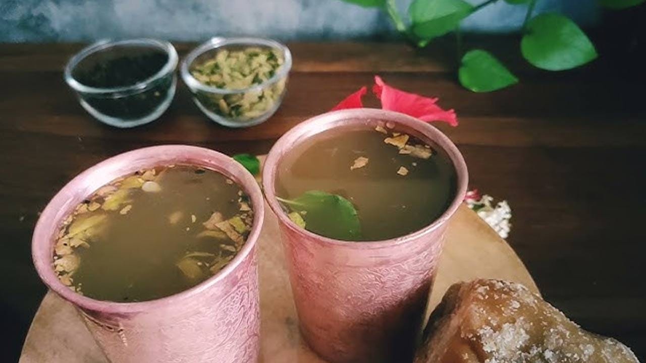 అయితే, తమిళ ప్రాంతాల్లో ఈ పానీయాన్ని చోళుల కాలం నాటి ఎంతో ఫేమస్. ఇది సాధారణ డ్రింక్ లా కనిపించినా, దీనిలో వేసే సుగంధ ద్రవ్యాలు, ఇంకా ఆకులు  కూడా బాడీకి చల్లదనాన్ని ఇస్తాయి. ఎండలో బయటకు  వెళ్లి వచ్చిన వెంటనే ఒక గ్లాస్ పానకం తాగితే కొద్దీ నిముషాల్లోనే బాడీ మొత్తం కూల్ అయ్యేదని అంటున్నారు. దీనిని ఎలా చేయాలంటే?
