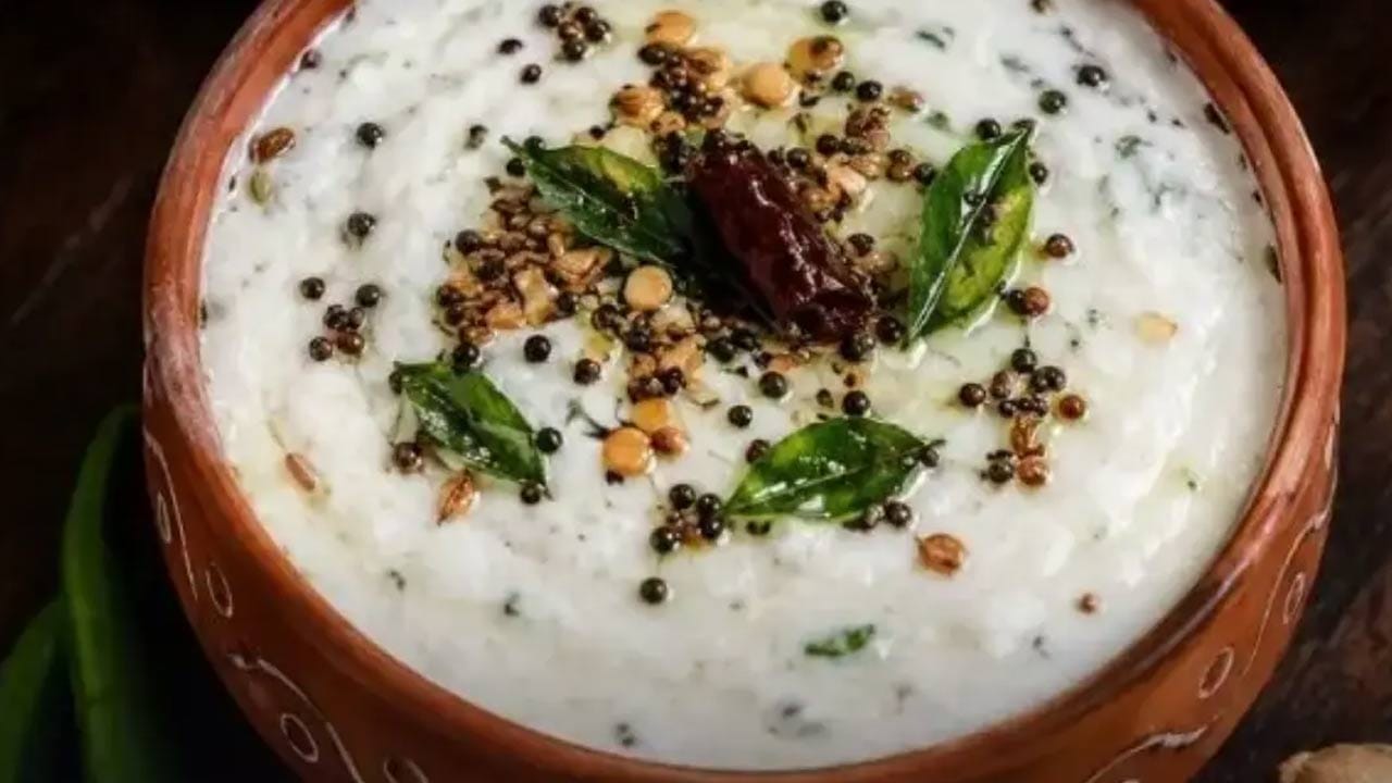 కొబ్బరి పేస్ట్ ను ఇలా ఉడికించుకోవాలి : ఇక ఇప్పుడు గ్యాస్ పొయ్యి లేదా కట్టెల పొయ్యిని వెలిగించి దాని మీద పెనం పెట్టి కొబ్బరి పేస్ట్ తో పాటు కూరగాయల ముక్కలు, ఇంకా కొద్దిగా పసుపు, ఉప్పు కూడా వేసి మెత్తగా  ఉడికించాలి. ఈ ముక్కలు మెత్తగా అయిన తర్వాత  దానిలో మజ్జిగను పోసి, ఇంకా దీనిని మీడియం  మంటపై ఉడికించాలి.