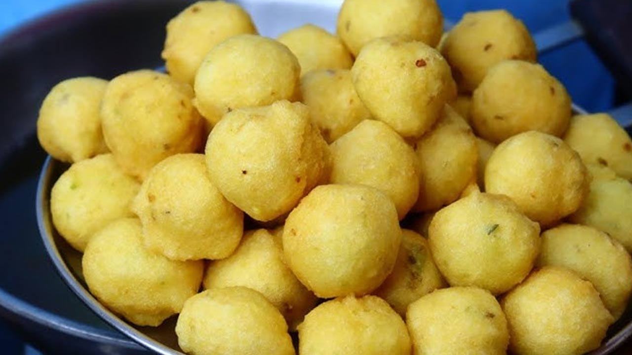 పెసరపప్పు పునుగుల రెసీపీకి కావాల్సిన పదార్దాలు: ఒక కప్పు పెసరపప్పు, ఒక కప్పు బియ్యం, నాలుగు పచ్చిమిర్చి, ఒక చిన్న అల్లం ముక్క, రెండు ఉల్లిపాయలు, 10 కరివేపాకు ఆకులు, అర కట్ట కొత్తిమీర, ఒక టేబుల్ స్పూన్ జీలకర్ర, రుచికి సరిపడా ఉప్పు, ఇంకా కొద్దిగా బేకింగ్ సోడా, ఇంకా అర కప్పు నూనెను తీసుకోవాలి. వీటిని సరైన కొలతలతో చేస్తే చాలా రుచిగా ఉంటాయి. అయితే పునుగుల డీప్ ఫ్రైకి సరిపడా నూనె తీసుకుంటే చాలు.