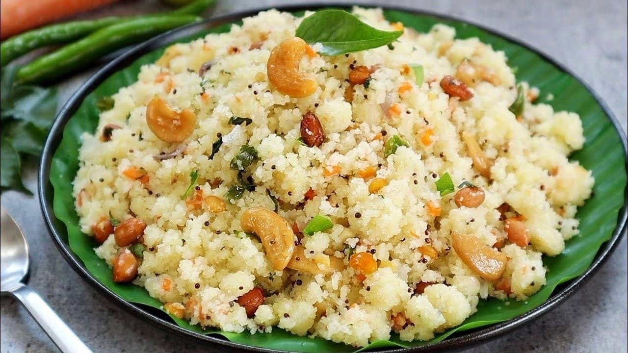 
పాన్‌లో నెయ్యి  వేసి అది వేడయ్యాక ఆవాలు, జీలకర్ర కూడా వేసి రంగు మారిన తర్వాత ఒక టేబుల్ స్పూన్ మినప్పప్పు, జీడిపప్పు వేసి గోల్డ్ కలర్లోకి వచ్చే వరకు బాగా వేయించాలి. ఆ తర్వాత దీనిలో ఐదు పచ్చిమిర్చి, ఇంకా అల్లం, కరివేపాకు ఆకులు  కూడా దీనిలో వేసి  వేయించాలి. ఇంకా కట్ చేసిన ఉల్లిపాయ ముక్కలు వేసి వేయించాలి.
