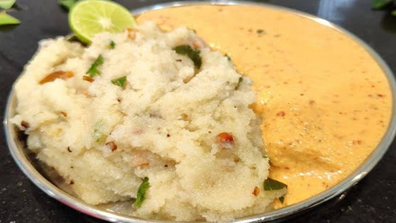 అటుకుల పెసర్ల ఉప్మా తయారీ విధానం : ముందుగా అటుకులను తీసుకుని బాగా కడిగి 15 నిముషాల పాటు పెట్టుకోవాలి. అయితే, వీటిని ఎంత బాగా నానబెడితే అంత బాగా అటుకులు మెత్తగా అవుతాయి కాబట్టి, అయితే, ఇంకా ఎక్కువ సేపు ఇలాగే  ఉంచకండి. 
ఆ తర్వాత పెసరపప్పును ఒక గిన్నెలో నానబెట్టుకోవాలి. 