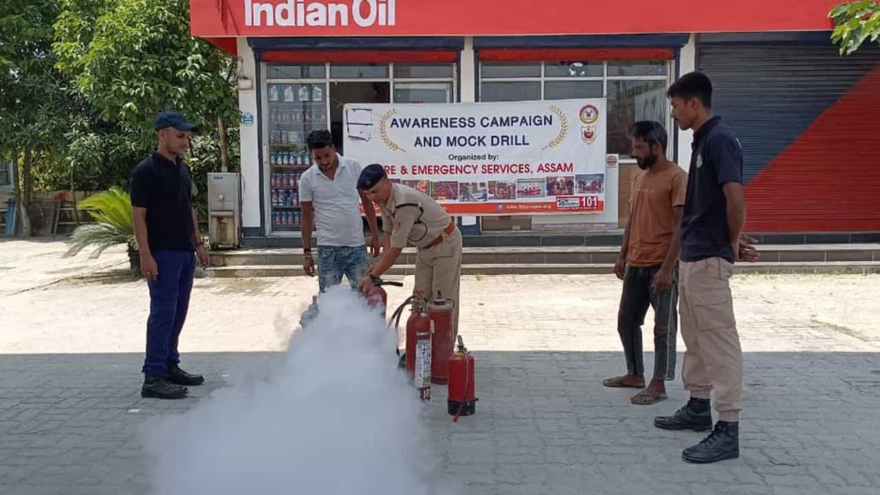 అగ్నిమాపక పరికరాలు: అగ్ని ప్రమాదాలు సంభవించినప్పుడు పెట్రోల్ బంక్ వద్ద ఉండే అగ్నిమాపక పరికరాలను ఉపయోగించే హక్కు భారతదేశంలోని ప్రతి ఒక్క పౌరుడికి ఉంటుంది. దానిని నిరాకరించే హక్కు యజమానికి ఉండదు. అంతేకాదు అవి సరిగ్గా పనిచేస్తున్నాయో లేదో చూసుకోవడం కూడా బంకు యజమాని బాధ్యత.