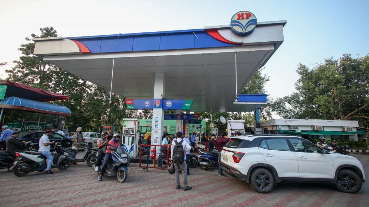 ప్రథమ చికిత్స కిట్: మీరు ఎక్కడికైనా వెళ్తున్నప్పుడు సడెన్గా ప్రమాదానికి గురై చిన్నపాటి గాయాలైనా లేదా అనారోగ్యానికి గురైనా, మీరు వెంటనే మీ దగ్గర్లోని పెట్రోల్ బంక్లోకి వెళ్లి ఫస్ట్ ఎయిడ్ బాక్స్ను అడగవచ్చు. అందులో బ్యాండేజీలు, అవసరమైన మందులు అందుబాటులో ఉంటాయి వాటి ద్వారా మీరు ఫస్టైడ్ చేసుకోవచ్చు.