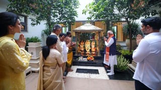 ORRపై ఘోర ప్రమాదం.. కంటైనర్‌ను ఢీకొన్న కారు.. నటుడు భరత్ కాంత్‌తో పాటు మరొకరు మృతి!
