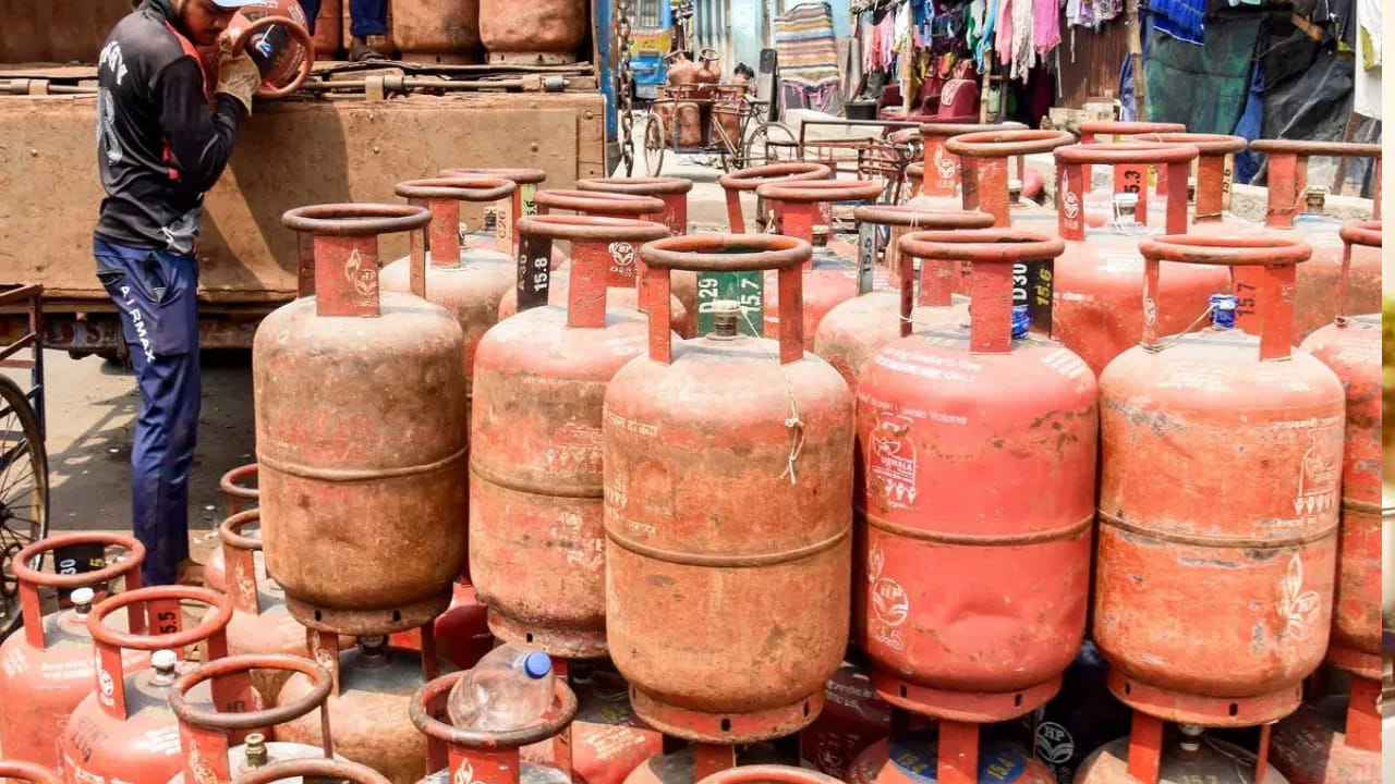 ​"Natural Gas and Petroleum Products Distribution Order, 2026" కింద ఈ నిబంధనలను రూపొందించారు. దీని ప్రధాన ఉద్దేశ్యం గ్యాస్ పంపిణీలో పారదర్శకత తీసుకురావడం మరియు బ్లాక్ మార్కెటింగ్‌ను అరికట్టడం. ముఖ్యంగా PNG సౌకర్యం లేని మారుమూల ప్రాంతాల వారికి, పేద ప్రజలకు LPG సిలిండర్ల లభ్యతను పెంచడం కోసం ప్రభుత్వం ఈ నిర్ణయం తీసుకుంది. పట్టణ ప్రాంతాల్లో PNG కనెక్షన్ అందుబాటులోకి వచ్చిన తర్వాత కూడా చాలామంది భద్రత కోసమో లేదా ఇతర కారణాల వల్లనో LPG సిలిండర్లను కూడా దగ్గరే ఉంచుకుంటున్నారు. దీనివల్ల గ్యాస్ నిల్వలపై అనవసర ఒత్తిడి పెరుగుతోందని ప్రభుత్వం భావిస్తోంది. 