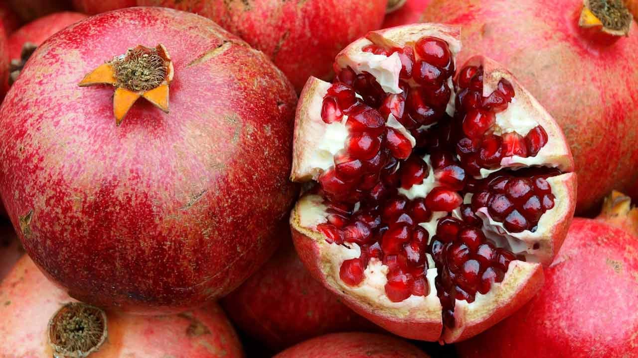 యాంటీఆక్సిడెంట్ల పవర్‌హౌస్ (Rich in Antioxidants): దానిమ్మ పండులో పాలిఫెనాల్స్ (Polyphenols) అనే శక్తివంతమైన యాంటీఆక్సిడెంట్లు పుష్కలంగా ఉంటాయి. ఇవి శరీరంలోని కణాలను దెబ్బతీసే ఫ్రీ రాడికల్స్ నుండి రక్షణ కల్పిస్తాయి. ఆశ్చర్యకరమైన విషయం ఏమిటంటే, దానిమ్మ రసంలో గ్రీన్ టీ లేదా రెడ్ వైన్ కంటే మూడు రెట్లు ఎక్కువ యాంటీఆక్సిడెంట్లు ఉంటాయి. ఇవి దీర్ఘకాలిక వ్యాధుల నుం, ముందస్తు వృద్ధాప్యం (Aging) నుండి మనల్ని కాపాడతాయి.  