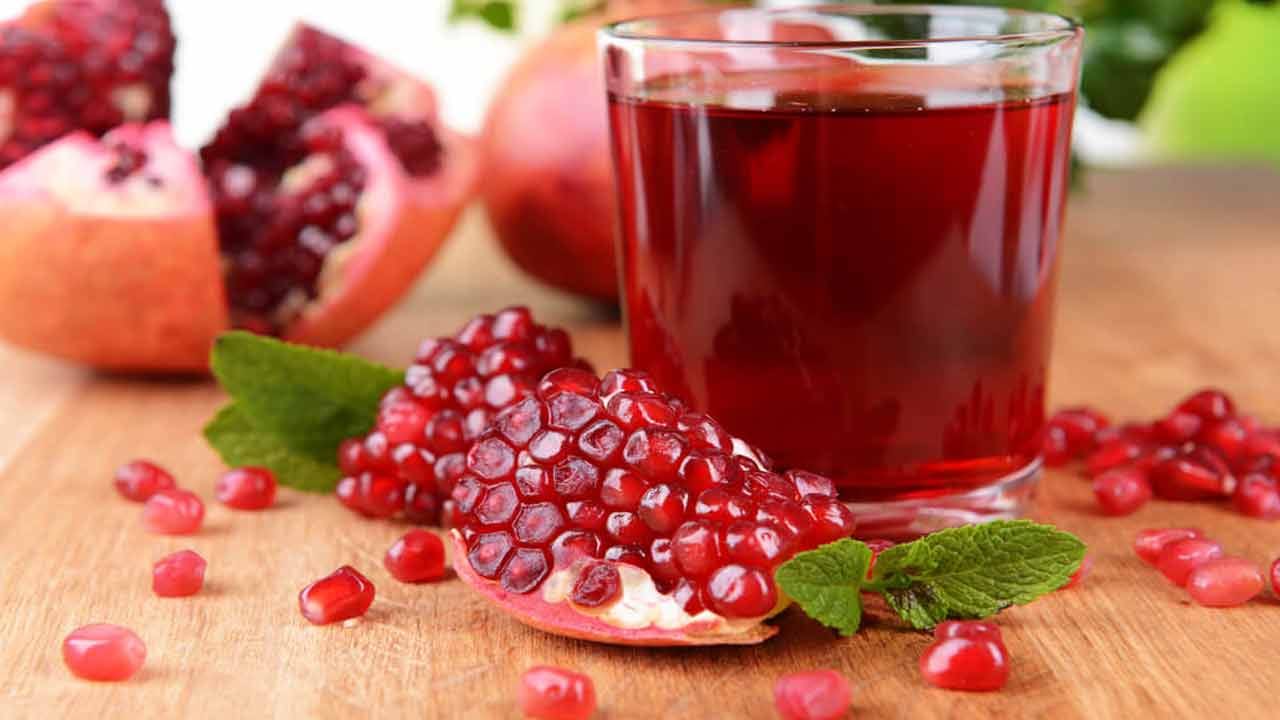 శరీరంలో వాపులను తగ్గిస్తుంది (Fights Inflammation): శరీరంలో దీర్ఘకాలికంగా ఉండే వాపులు (Chronic Inflammation) గుండె జబ్బులు, మధుమేహం, క్యాన్సర్ వంటి తీవ్రమైన సమస్యలకు దారితీస్తాయి. దానిమ్మలో ఉండే పునికాలాగిన్స్ (Punicalagins) మరియు ఇతర కాంపౌండ్లు శరీరంలో వాపులను తగ్గించే యాంటీ-ఇన్ఫ్లమేటరీ గుణాలను కలిగి ఉంటాయి. కీళ్లనొప్పులు (Arthritis) ఉన్నవారికి ఇది ఎంతో ఉపశమనాన్ని ఇస్తుంది.