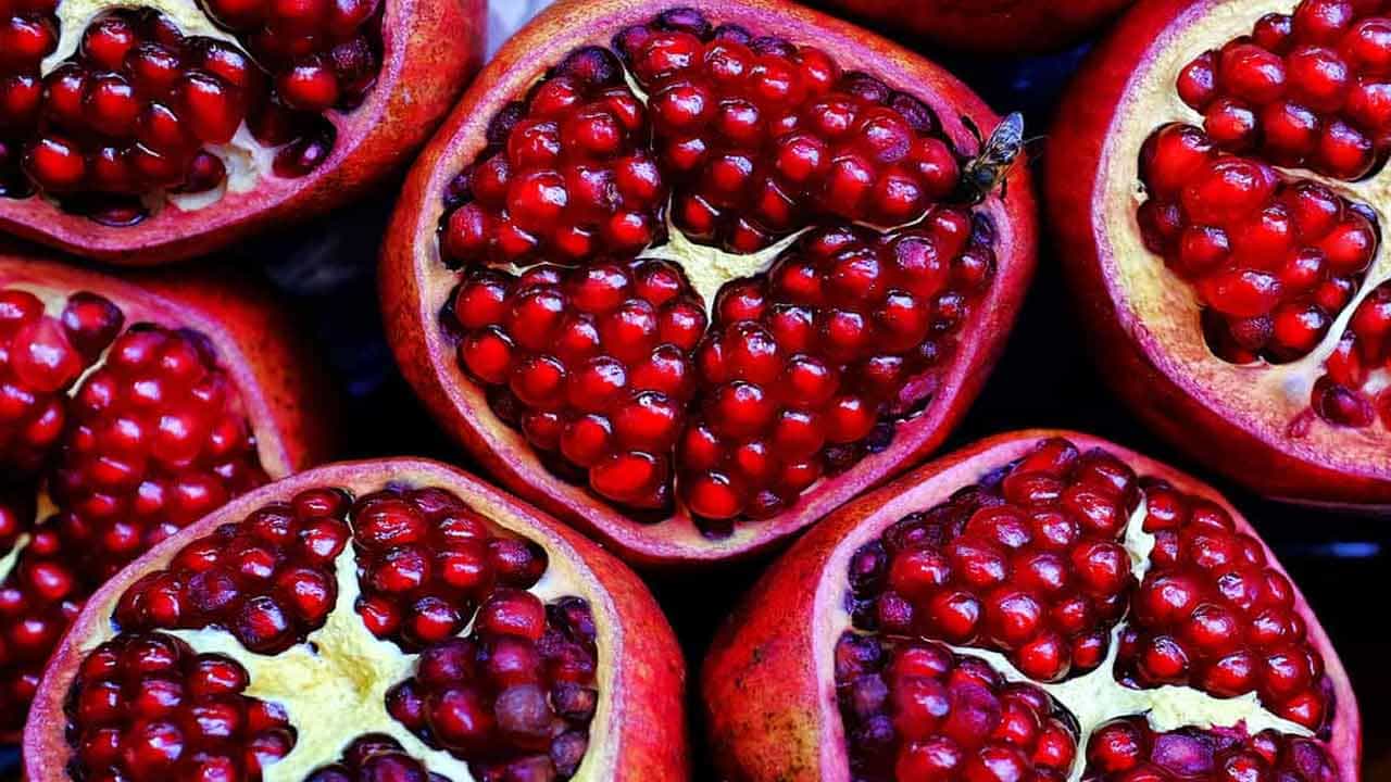 క్యాన్సర్ నిరోధక గుణాలు (Anti-Cancer Properties): దానిమ్మలో ఉండే ఫైటోన్యూట్రియెంట్లు క్యాన్సర్ కణాల పెరుగుదలను అడ్డుకునే గుణాన్ని కలిగి ఉన్నాయని కొన్ని ల్యాబ్ పరిశోధనల్లో తేలింది. ముఖ్యంగా పురుషులలో వచ్చే ప్రొస్టేట్ క్యాన్సర్ (Prostate Cancer), మహిళల్లో వచ్చే రొమ్ము క్యాన్సర్ (Breast Cancer) కణాల విభజనను ఇది నెమ్మదింపజేస్తుంది.