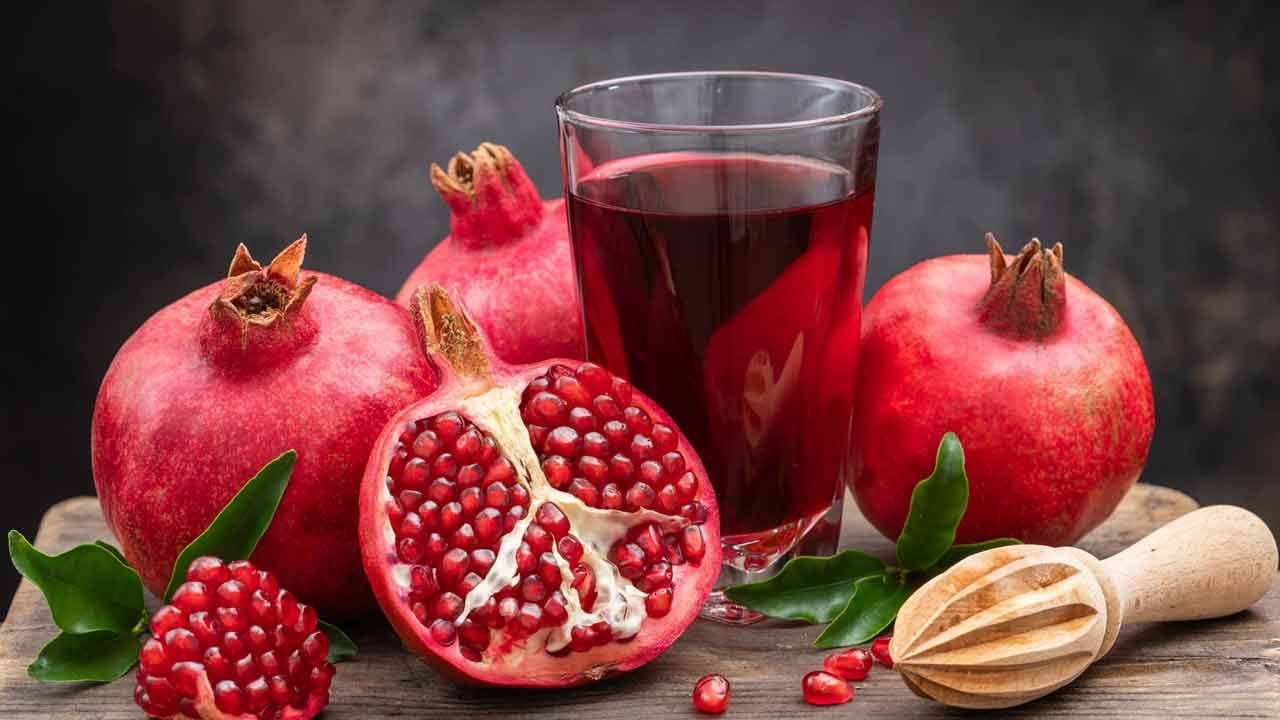 జీర్ణక్రియను మెరుగుపరుస్తుంది (Improves Digestion): అర కప్పు దానిమ్మ గింజల నుండి శరీరానికి దాదాపు 4 నుండి 5 గ్రాముల ఫైబర్ (పీచు పదార్థం) లభిస్తుంది. ఇది మన రోజువారీ అవసరంలో 18శాతం వరకు సమానం. ఈ ఫైబర్ జీర్ణక్రియ సజావుగా సాగడానికి, మలబద్ధకం సమస్యను నివారించడానికి ఉపయోగపడుతుంది. అలాగే, దానిమ్మ మన ప్రేగులలో ఉండే మంచి బ్యాక్టీరియాకు ఆహారంగా (Prebiotic) పనిచేసి, గుట్ హెల్త్ను (Gut Health) కాపాడుతుంది.