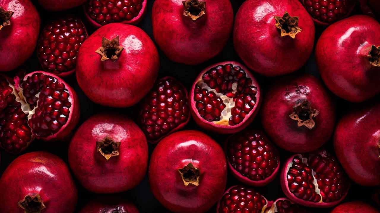 గుండె ఆరోగ్యాన్ని మెరుగుపరుస్తుంది (Supports Heart Health): గుండె రక్తనాళాల పనితీరును మెరుగుపరచడంలో దానిమ్మ అద్భుతంగా పనిచేస్తుంది. ఇది శరీరంలో ఎల్డిఎల్ (LDL - చెడు కొలెస్ట్రాల్) ఆక్సీకరణం చెందకుండా నిరోధిస్తుంది. హెచ్డిఎల్ (HDL - మంచి కొలెస్ట్రాల్) స్థాయిలను పెంచుతుంది. తద్వారా రక్తనాళాల్లో కొవ్వు పేరుకుపోకుండా (Atherosclerosis) అడ్డుకుని, రక్తప్రసరణను సాఫీగా సాగేలా చేస్తుంది. ఇది హైబీపీని (High Blood Pressure) నియంత్రించడంలో కూడా సహాయపడుతుంది.