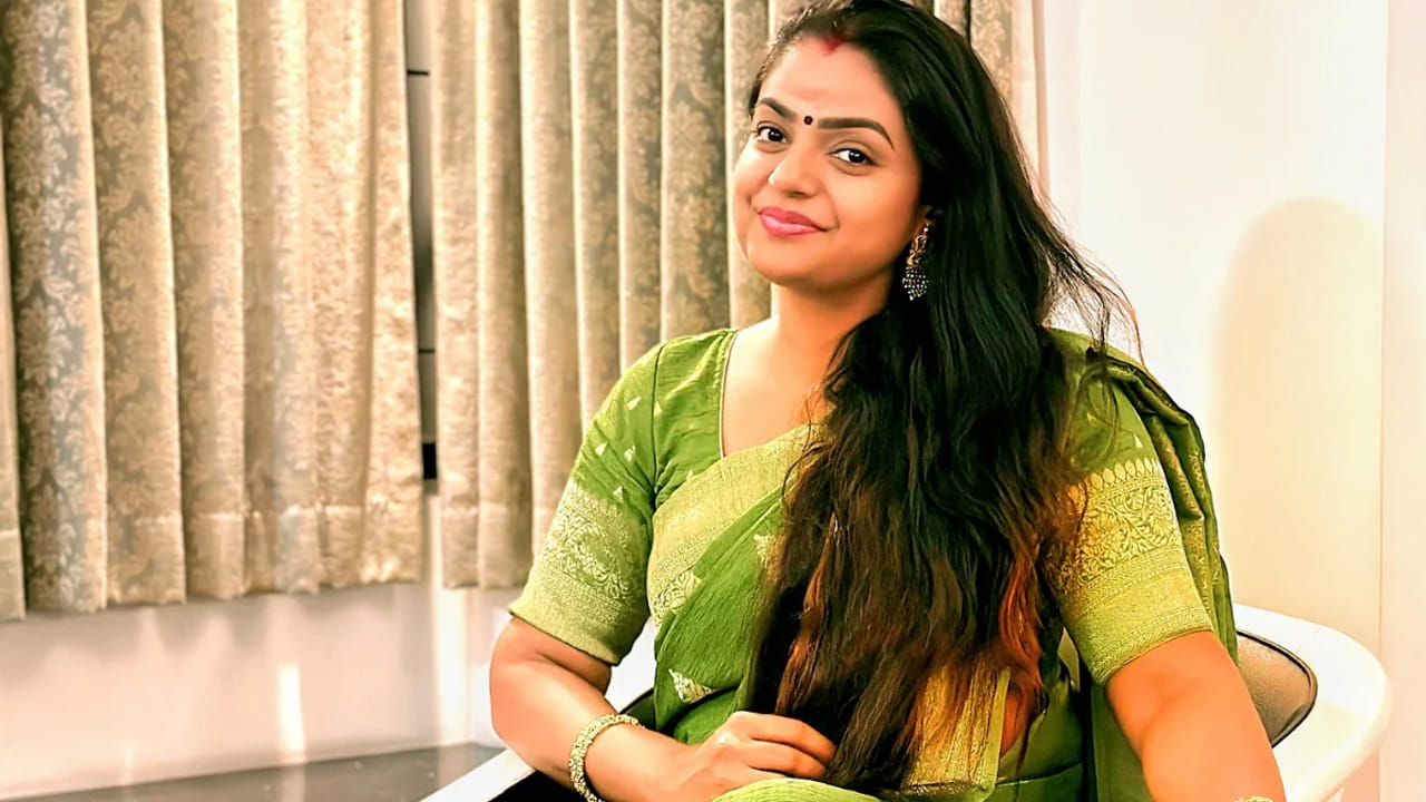 నివేదికల ప్రకారం ప్రేమి విశ్వనాథ్ మొత్తం ఆస్తుల విలువ సుమారు 40 నుండి 50 కోట్ల రూపాయల వరకు ఉంటుందని అంచనా. ఒక సాధారణ నటిగా ప్రయాణం మొదలుపెట్టిన ఆమె, నేడు బుల్లితెరపై అత్యధిక పారితోషికం తీసుకునే నటీమణుల్లో ఒకరిగా నిలిచారు. ఆమె కేవలం సీరియల్స్ ద్వారానే కాకుండా నిర్మాతగాను సక్సెస్ అయ్యారు. కేరళలో ఆమెకు స్వంతంగా ఒక నిర్మాణ సంస్థ ఉంది. దీని ద్వారా ఆమె వ్యాపారవేత్తగా కూడా రాణిస్తున్నారు. అలాగే అటు రియల్ ఎస్టేట్ వ్యాపారాల్లోనూ ప్రేమి విశ్వనాథ్ సక్సెస్ అయినట్లు టాక్. 