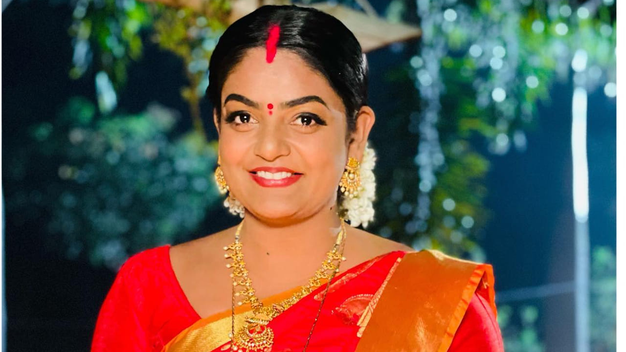 ఆమె వద్ద రెండు లగ్జరీ కార్లు, కేరళలో లగ్జరీ ఇళ్లు ఉన్నట్లు టాక్. ప్రేమి విశ్వనాథ్ కుటుంబం విషయానికి వస్తే.. ఆమె భర్త పేరు వినీత్ భట్. వీరికి మనుజీత్ అనే బాబు ఉన్నాడు. మోడలింగ్ రంగంలో గుర్తింపు తెచ్చుకున్న ప్రేమి విశ్వనాథ్.. ప్రస్తుతం సోషల్ మీడియాలో చాలా యాక్టివ్ గా ఉంటుంది. నిత్యం ఫోటోషూట్స్, తన కొడుకుతో కలిసి రీల్స్ షేర్ చేస్తుంది. ఓ ఇంటర్వ్యూలో ప్రేమి విశ్వనాథ్ మాట్లాడుతూ తను కేరళలో ఉన్నప్పుడు.. తన భర్త వేరే రాష్ట్రంలో ఉండేవాడని.. తెలిపింది.