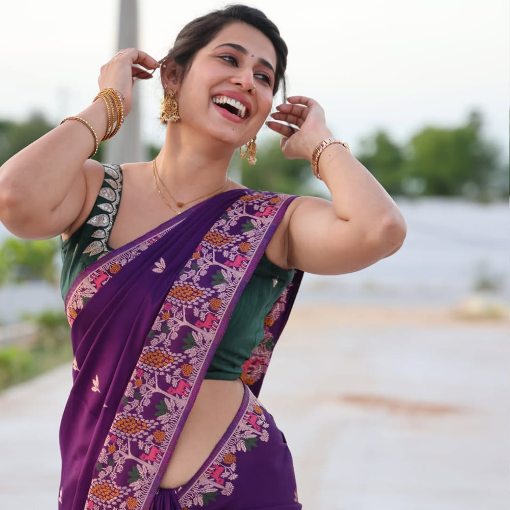 తెలుగు బుల్లితెర ప్రేక్షకులకు ప్రత్యేకంగా పరిచయం అక్కర్లేని పేరు ప్రియా హెగ్డే (Priya Hegde). కన్నడ ఇండస్ట్రీ నుంచి వచ్చిన ఈ అందాల భామ, తన నటనతో , హోమ్లీ లుక్స్‌తో తెలుగు ప్రేక్షకులను ఎంతగానో ఆకట్టుకుంది. ముఖ్యంగా ‘కేరాఫ్ అనసూయ’ (Care of Anasuya) సీరియల్ ద్వారా ఈమె తెలుగు ఇంట్లో ఒకరిగా మారిపోయింది. ఈ సీరియల్‌లో తన అద్భుతమైన నటనతో, క్యూట్ ఎక్స్‌ప్రెషన్స్‌తో లక్షలాది మంది అభిమానులను సంపాదించుకుంది. కేవలం సీరియల్స్ మాత్రమే కాకుండా కన్నడ, తెలుగు భాషల్లో కొన్ని సినిమాల్లోనూ నటించి మెప్పించింది.