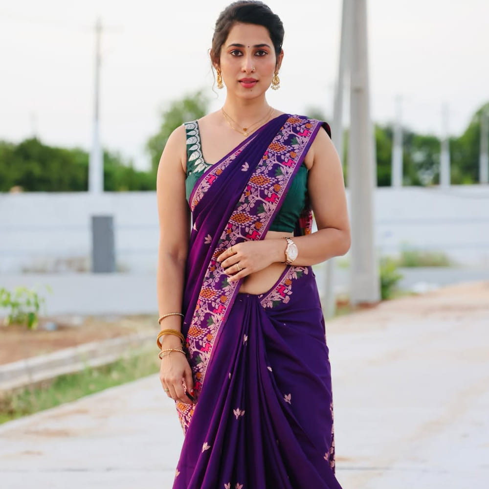 సోషల్ మీడియాలో ఎంతో యాక్టివ్‌గా ఉండే ప్రియా హెగ్డే, నిరంతరం సరికొత్త ఫోటోషూట్‌లను అభిమానులతో పంచుకుంటూ ఉంటుంది. మోడ్రన్ డ్రెస్సుల నుంచి ట్రెడిషనల్ వేర్ల వరకు ప్రతి అవుట్‌ఫిట్‌లోనూ ఈమె ఎంతో అందంగా కనిపిస్తుంది. తాజాగా ప్రియా హెగ్డే చీరకట్టులో పోస్ట్ చేసిన ఫోటోలు ప్రస్తుతం సోషల్ మీడియా ప్లాట్‌ఫామ్‌లలో విపరీతంగా వైరల్ అవుతున్నాయి. ఈ ఫోటోషూట్‌లో ఆమె అచ్చ తెలుగు లక్ష్మిలా ఎంతో హుందాగా, ఆకర్షణీయంగా కనిపిస్తూ కుర్రకారు గుండెల్ని కొల్లగొడుతోంది.