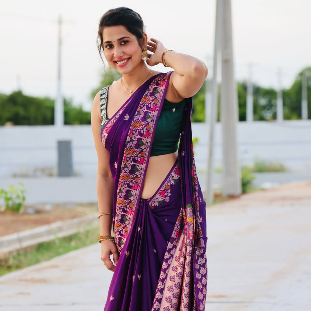 ఈ లేటెస్ట్ ఫోటోలలో ప్రియా హెగ్డే ధరించిన చీర ఆమె నవ్వుకు, అందానికి మరింత వన్నె తెచ్చింది. గ్లామరస్ చీరకట్టుకు తగినట్లుగా సింపుల్ మేకప్, ఎలిగెంట్ జ్యువెలరీ , అందమైన జడతో ఆమె లుక్ చాలా స్టన్నింగ్‌గా ఉంది. ఆమె ఇచ్చిన ఫోజులు, హావభావాలు అభిమానులను ఎంతగానో మంత్రముగ్ధులను చేస్తున్నాయి. ఈ ఫోటోలు చూసిన నెటిజన్లు, ఫ్యాన్స్ కామెంట్ల వర్షం కురిపిస్తున్నారు. "అచ్చమైన తెలుగు ఆడపిల్లలా ఉన్నావు", "శారీ లుక్‌లో నువ్వు దేవతలా ఉన్నావు", "బ్యూటిఫుల్ ఇన్ శారీ" అంటూ క్రేజీ కామెంట్స్ పెడుతూ లైకుల వర్షం కురిపిస్తున్నారు.
