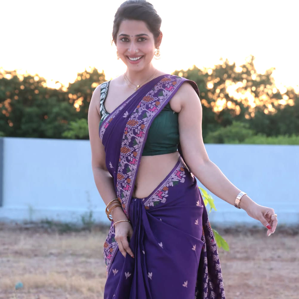 ప్రియా హెగ్డేకు గ్లామర్ పరంగానే కాకుండా, నటన పరంగానూ మంచి గుర్తింపు ఉంది. ఆమె ఏ పాత్ర చేసినా అందులో ఒదిగిపోయే తీరు ప్రేక్షకులకు బాగా నచ్చుతుంది. అందుకే ఆమె ఫోటోలు సోషల్ మీడియాలోకి రాగానే క్షణాల్లో వైరల్ అవుతుంటాయి. ప్రస్తుతం వెండితెరపై , బుల్లితెరపై మరిన్ని మంచి అవకాశాల కోసం ఈ ముద్దుగుమ్మ ఎదురుచూస్తోంది. ఈ తాజా గ్లామరస్ ఫోటోషూట్ ద్వారా ఆమె మరోసారి వార్తల్లో నిలిచింది. తన అందం , అభినయంతో రాబోయే రోజుల్లో మరిన్ని విజయాలు అందుకోవాలని అభిమానులు కోరుకుంటున్నారు.
