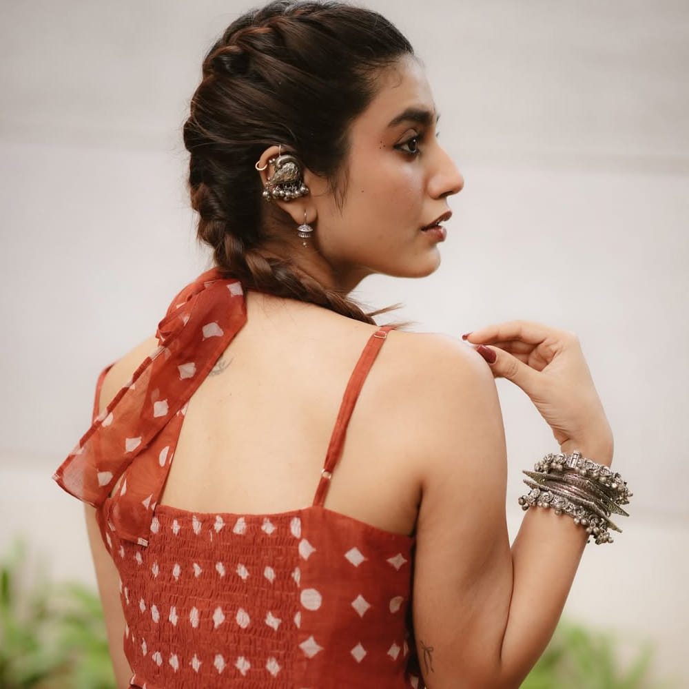 ఒక్క వీడియో క్లిప్తో వచ్చిన క్రేజ్ ఊహించని స్థాయిలో పెరిగినా, సినిమాల విషయంలో మాత్రం ఆమెకు సవాళ్లు ఎదురయ్యాయి. ఆమె నటించిన సినిమాలు బాక్సాఫీస్ వద్ద ఆశించిన స్థాయిలో రాణించలేదు. తెలుగులో నితిన్ సరసన 'చెక్' సినిమాతో ఎంట్రీ ఇచ్చి, టాలీవుడ్లో తనకంటూ ఒక స్థానం కోసం ప్రయత్నించింది. అయితే, ఆ చిత్రం బాక్సాఫీస్ వద్ద నిరాశపరచడంతో ఆమెకు ఆశించిన బ్రేక్ దక్కలేదు. అనంతరం పవన్ కళ్యాణ్, సాయి ధరమ్ తేజ్ నటించిన 'బ్రో' చిత్రంలో కీలక పాత్రలో కనిపించినా, కథానాయికగా తనదైన ముద్ర వేయడానికి ఇంకా సరైన అవకాశం కోసం ఎదురుచూస్తూనే ఉంది.