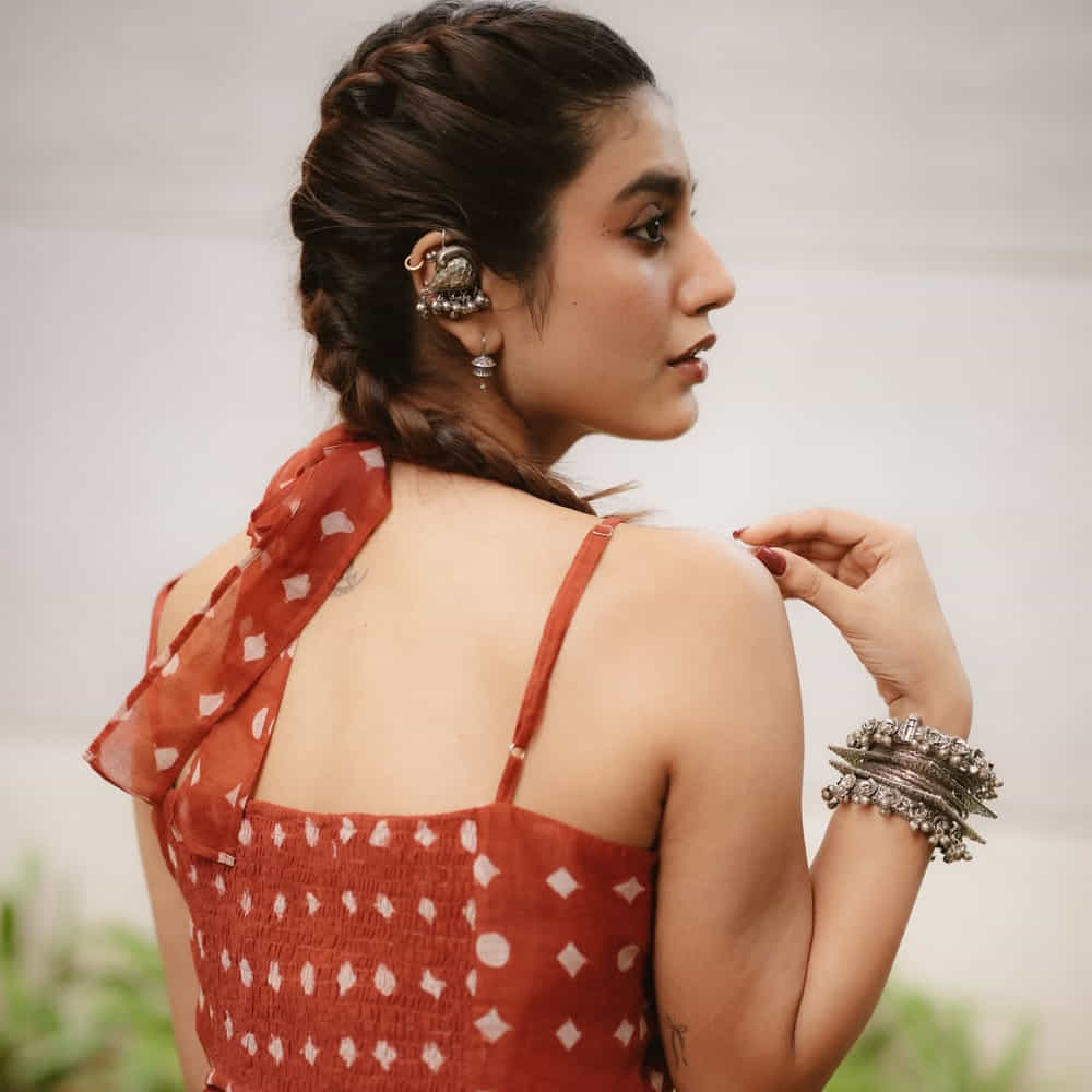 ఒక్క వీడియో క్లిప్తో వచ్చిన క్రేజ్ ఊహించని స్థాయిలో పెరిగినా, సినిమాల విషయంలో మాత్రం ఆమెకు సవాళ్లు ఎదురయ్యాయి. ఆమె నటించిన సినిమాలు బాక్సాఫీస్ వద్ద ఆశించిన స్థాయిలో రాణించలేదు. తెలుగులో నితిన్ సరసన 'చెక్' సినిమాతో ఎంట్రీ ఇచ్చి, టాలీవుడ్లో తనకంటూ ఒక స్థానం కోసం ప్రయత్నించింది. అయితే, ఆ చిత్రం బాక్సాఫీస్ వద్ద నిరాశపరచడంతో ఆమెకు ఆశించిన బ్రేక్ దక్కలేదు. అనంతరం పవన్ కళ్యాణ్, సాయి ధరమ్ తేజ్ నటించిన 'బ్రో' చిత్రంలో కీలక పాత్రలో కనిపించినా, కథానాయికగా తనదైన ముద్ర వేయడానికి ఇంకా సరైన అవకాశం కోసం ఎదురుచూస్తూనే ఉంది.