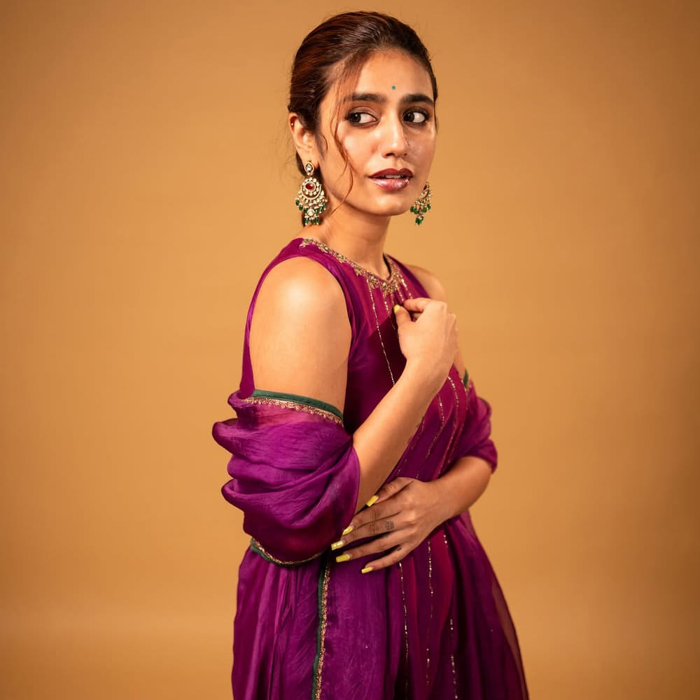 టాలీవుడ్లో ఇప్పటివరకు పెద్ద విజయం ఆమెను వరించకపోయినా, ఆమెకున్న ఫాలోయింగ్ , నటనపై ఆమెకు ఉన్న ఆసక్తిని చూస్తుంటే.. సరైన కథ, పవర్ ఫుల్ పాత్ర లభిస్తే మళ్లీ ప్రియా తన సత్తా చాటడం ఖాయమని సినీ విశ్లేషకులు భావిస్తున్నారు. ఈ 'వింక్ సెన్సేషన్' భవిష్యత్తులో ఎలాంటి మ్యాజిక్ చేస్తుందో చూడాలి!