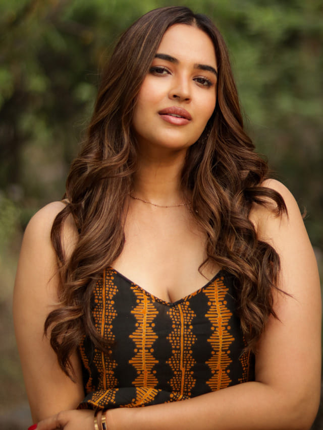 క్యూట్ అందాలతో కుర్రకారును కవ్విస్తున్న తెలుగు అందం..