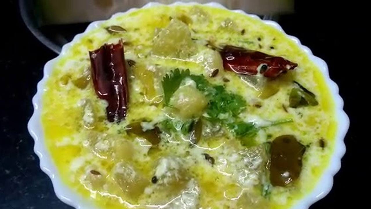 

పాతకాలపు వంట పులసరి రెసిపీకి కావలసిన పదార్థాలు: రెండు కప్పుల గుమ్మడికాయ ముక్కలు, చింతపండు రసం, 
ఒక కప్పు పెరుగు, ఒక పెద్ద ఉల్లిపాయ, ఒక టమాటా , నాలుగు పచ్చిమిర్చి , ఒక టేబుల్ స్పూన్ కారం,  ఒక టేబుల్ స్పూన్ పసుపు – 
రుచికి తగినంత ఉప్పు, ఒక చిన్న బెల్లం ముక్క , ఐదు వెల్లుల్లి రెబ్బలు , కొద్దిగా కరివేపాకు , కొత్తిమీర కొద్దిగా, రెండు టేబుల్ స్పూన్స్   నూనెను తీసుకోవాలి. 