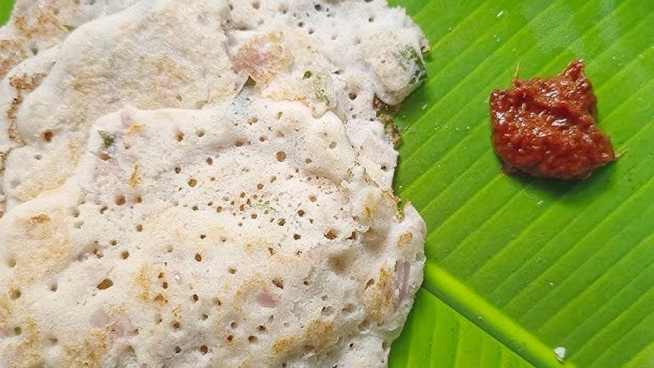 

ఉదయం మీరు పిండి తీసుకున్నప్పుడు ఉల్లిపాయ ముక్కలు, కట్ చేసిన పచ్చిమిర్చి, అర టేబుల్ స్పూన్ జీలకర్ర, కరివేపాకు ఆకులు  వేసి కలపాలి. స్టవ్ మీద పెనం పెట్టి  అది బాగా వేడయ్యాక కొద్దిగా ఆయిల్ రాసి, ఇప్పుడు పిండిని తీసుకుని దోశలాగా పోసి ఒక వైపు కాలిన తరవాత రెండో వైపు కూడా బాగా కాల్చుకుని ప్లేట్ లో పెట్టుకోవాలి. 