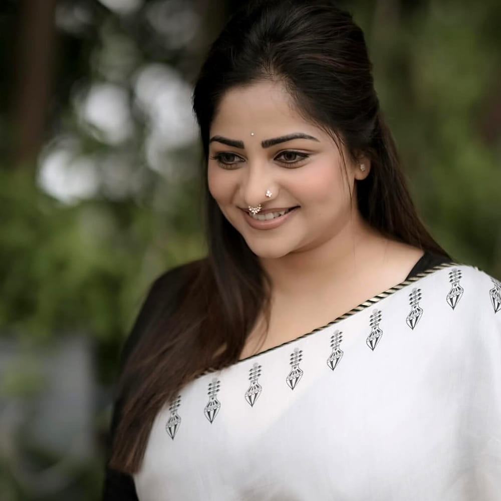 రచితా రామ్ కన్నడలో చాలా పాపులర్ హీరోయిన్. అక్కడ  శివరాజ్‌కుమార్, పునీత్ రాజ్‌కుమార్, సుదీప్, దర్శన్, గణేష్ వంటి దాదాపు అందరు స్టార్ నటులతో స్క్రీన్ షేర్ చేసుకుంది. ఆమె 12 సంవత్సరాలుగా ఇండస్ట్రీలో రాణిస్తుంది. కన్నడ ఇండస్ట్రీలో ఈ భామ స్టార్ హీరోయిన్. అలాగే అత్యధిక పారితోషికం తీసుకునే కథానాయికల జాబితాలో ఈ అమ్మడు ఒకరు. రచితా రామ్ ఒక్కో సినిమాకు సుమారు 3-4 కోట్లు అందుకుంటుంది ఈ చిన్నది.