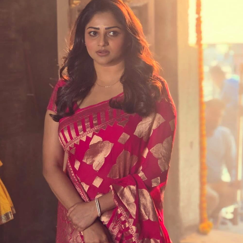 మొన్నామధ్య రచితా రామ్ ప్రైవేట్ జెట్‌లో ప్రయాణిస్తున్న వీడియో ఒకటి వైరల్ అయింది. రచితా రామ్‌కు ఒక విలాసవంతమైన కారు, ఒక బంగ్లా కూడా ఉన్నాయి. ఈ నేపథ్యంలో, ఆమె మొత్తం ఆస్తుల విషయం చర్చకు వచ్చింది. నటి రచితా రామ్ మొత్తం ఆస్తుల విలువ సుమారు రూ. 9 కోట్లు అని తెలుస్తుంది.