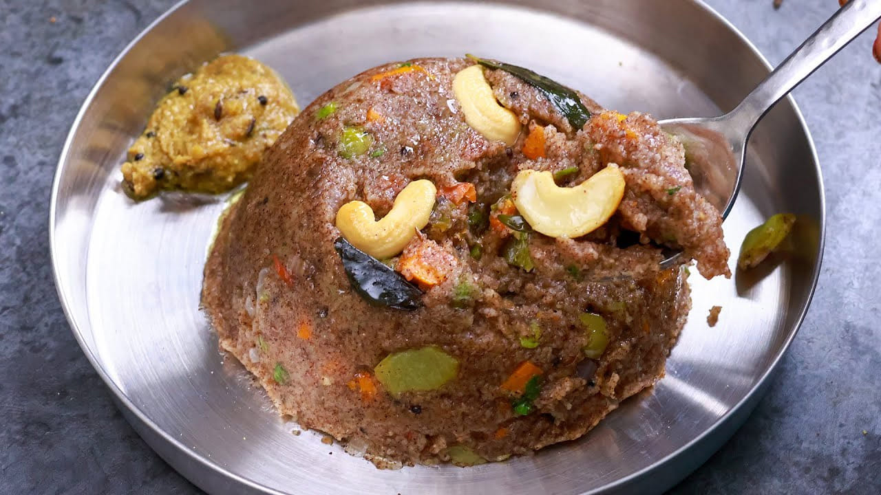 రాగి ఉప్మా: రాగిలో పోషకాలు పుష్కలంగా ఉంటాయి. ఐరన్, కాల్షియం, ప్రోటీన్ ఎక్కువగా ఉంటుంది. అందువలన రాగితో ఎలాంటి ఆహారాలు చేసినా అవి ఆరోగ్యానికి చాలా మేలు చేస్తాయి. అయితే రాగితో ఉప్మా చేస్తే అదిరిపోతుందంట. కాగా, దీనికి కావాల్సిన పదార్థాలు చూసేద్దాం, రాగి పిండి, ఉల్లిపాయలు, పచ్చి మిర్చీ, మసాలాలు.