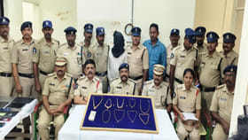రైళ్లలో ఆదమరిచినిద్రపోతున్నారా?ఇలాంటి రైల్వే దొంగలుంటారు జాగ్రత్త