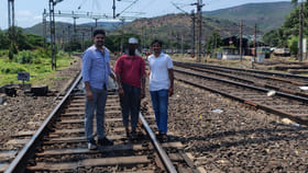సినిమాను మించి.. ట్రైన్‌కు ఎదురెళ్లి మరీ యువడిని కాపాడిన ఏఎస్‌ఐ..