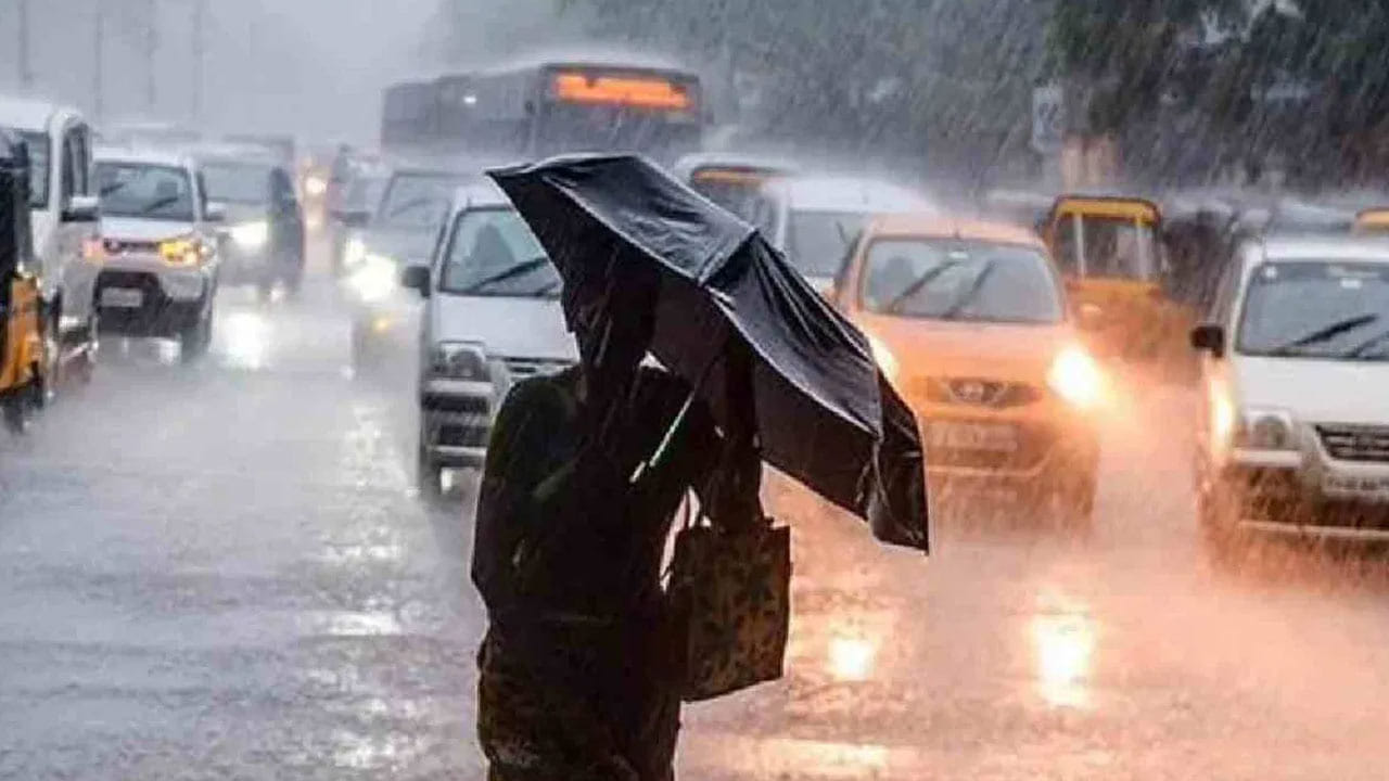 రాగల 3 రోజులకు వాతావరణ సూచన -  (Weather Forecast) : మంగళవారం, బుధవారం, గురువారం తెలంగాణ రాష్ట్రంలోని కొన్ని జిల్లాల్లో తేలికపాటి నుండి మోస్తారు వర్షాలు అక్కడక్కడ కురిసే అవకాశం ఉంది.  రాష్ట్రంలో రానున్న  మూడు రోజులలో గరిష్ట ఉష్ణోగ్రతలు ఇంచుమించు ఇదే స్థాయిలో కొనసాగే అవకాశం ఉంది.