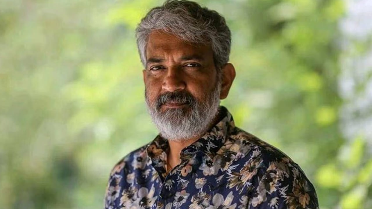 ఇండస్ట్రీలో అందరు హీరోలతో సినిమాలు చేయాల్సి ఉంటుందని, అలా ఎవరిదైనా ఒకరి పేరు చెబితే వచ్చే ఇబ్బందులను సున్నితంగా దాటవేస్తూ ఆయన ఇచ్చిన సమాధానానికి యాంకర్ సైతం నవ్వు ఆపుకోలేకపోయారు. తన సినిమాల ఎంపికలోనూ నటీనటుల అంకితభావాన్ని ఎక్కువగా నమ్ముతారు. ఒక నటుడి నుండి ఎలాంటి నటనను రాబట్టాలో ఆయనకు బాగా తెలుసు. అందుకే ఆయన చిత్రాల్లో నటించిన ప్రతి ఒక్కరూ తమ కెరీర్ బెస్ట్ పర్ఫార్మెన్స్ ఇస్తుంటారు.