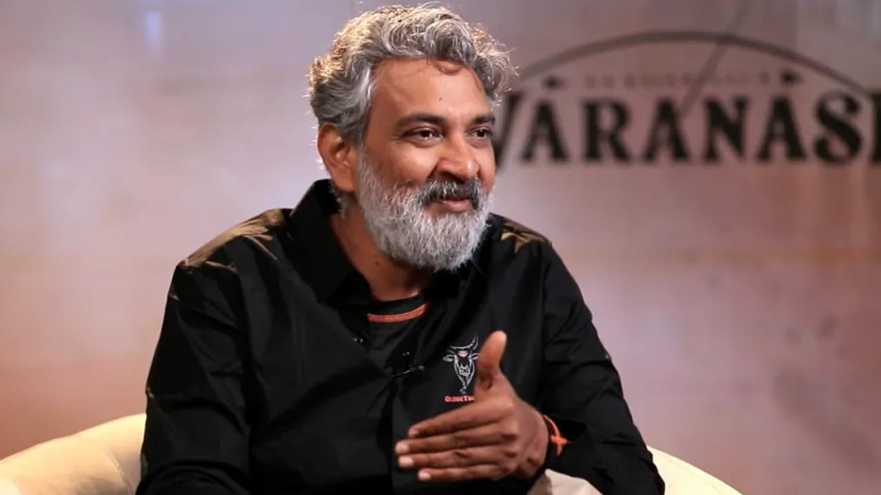 తెలుగు చలనచిత్ర పరిశ్రమను అంతర్జాతీయ స్థాయికి తీసుకెళ్లిన దర్శకుడు ఎస్.ఎస్. రాజమౌళి. ‘బాహుబలి’, ‘ఆర్ఆర్ఆర్’ వంటి  సినిమాలతో ప్రపంచవ్యాప్తంగా గుర్తింపు తెచ్చుకున్న ఆయన, ఎంతో మంది నటీనటులతో పనిచేశారు. అయితే, ఆయనకు అత్యంత ఇష్టమైన హీరోయిన్ ఎవరనే విషయంపై గతంలో ఒక ఇంటర్వ్యూలో ఆసక్తికర వ్యాఖ్యలు చేశారు. ఓ టాక్ షోలో యాంకర్ అడిగిన రాజమౌళి సమాధానమిస్తూ తన వ్యక్తిగత ఇష్టాలను పంచుకున్నారు.
