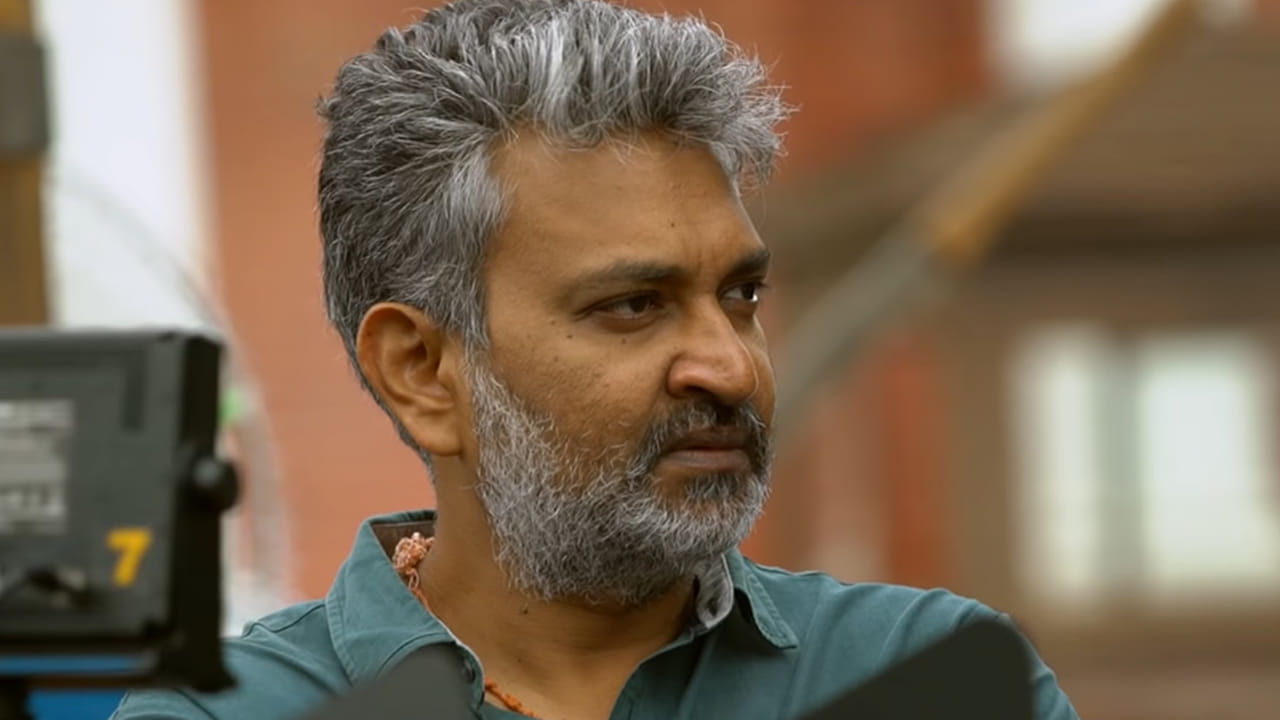 ఒక సాధారణ కథను కూడా విజువల్ వండర్గా మార్చగల అద్భుతమైన ప్రతిభ రాజమౌళి సొంతం. నేడు ఆయన కేవలం టాలీవుడ్ దర్శకుడు మాత్రమే కాదు, భారతీయ సినిమా ఖ్యాతిని ప్రపంచవ్యాప్తంగా చాటిచెప్పిన దార్శనికుడు. కోట్లాది మంది అభిమానులు ఆయన తదుపరి చిత్రాల కోసం ఎంతో ఆసక్తిగా ఎదురుచూస్తున్నారు. ప్రస్తుతం మహేష్ బాబు హీరోగా వారణాసి సినిమాను తెరకెక్కిస్తున్నారు. ఇప్పటికే ఈ ప్రాజెక్ట్ పై భారీ అంచనాలు నెలకొన్న సంగతి తెలిసిందే.