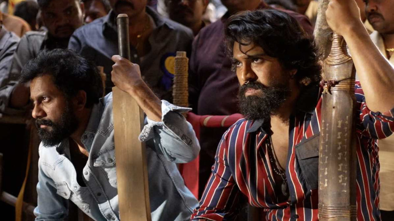 ఈ ఇంటర్వ్యూలో చరణ్ ఒక ఎమోషనల్ ఫేజ్ని గుర్తుచేసుకున్నారు. కోవిడ్ సమయంలో చుట్టూ ఉన్న పరిస్థితులు చూసి తాను కొంత మానసికంగా లో (low) అయ్యానని, ఆర్ఆర్ఆర్ షూటింగ్ తిరిగి ప్రారంభమయ్యే సమయంలో మునుపటి జోష్ రాలేదని చెప్పారు. అప్పుడు దర్శకుడు రాజమౌళికి ఫోన్ చేయగా, ఆయన ఒక గొప్ప సలహా ఇచ్చారన్నారు. "చరణ్, మోటివేషన్ కోసం పెద్ద కారణాలు అక్కర్లేదు. చిన్నగా స్టార్ట్ చెయ్. ఈరోజు ఉదయాన్నే లేచి నీ బెడ్రూమ్ లేదా గార్డెన్ని బెస్ట్ గా క్లీన్ చేయాలని ఒక చిన్న లక్ష్యం పెట్టుకో.. ఆ చిన్న మోటివేషన్ నిన్ను ముందుకు నడిపిస్తుంది" అని రాజమౌళి చెప్పిన మాటలను చరణ్ గుర్తుచేసుకున్నారు.