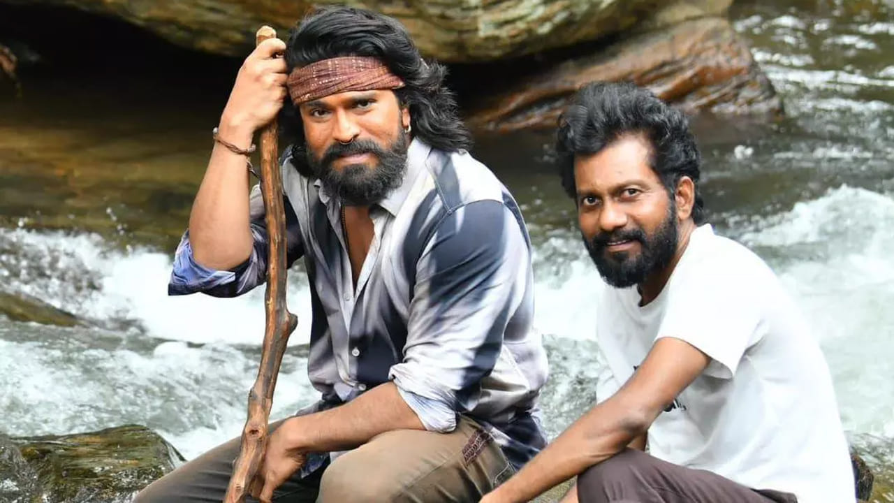 సినిమాలోని కుస్తీ (రెజ్లింగ్) ఎపిసోడ్స్ గురించి చరణ్ మాట్లాడుతూ, డైరెక్టర్ బుచ్చిబాబు యాక్టింగ్ తెలిసిన జూనియర్ ఆర్టిస్టులను కాకుండా ఒరిజినల్ కుస్తీ యోధులను (రియల్ రెజ్లర్స్) సెట్స్కు తీసుకువచ్చారని చెప్పారు. "ఆ పైల్వాన్లకు కెమెరా ముందు నటిస్తూ సాఫ్ట్గా ఫైట్ చేయడం తెలియదు. డైరెక్టర్ 'యాక్షన్' అనగానే వారిలో ఉండే నిజమైన స్పోర్ట్స్ ఇన్స్టింక్ట్ బయటకు వచ్చి, నన్ను ఒరిజినల్ కుస్తీ మ్యాచ్లో లాగా గట్టిగా పట్టుకుని తిరగేసేవారు. ఆ సమయంలో సీన్ రియలిస్టిక్గా రావడం కోసం నేను కూడా వారితో అంతే దీటుగా తలపడాల్సి వచ్చింది" అని చరణ్ వివరించారు.