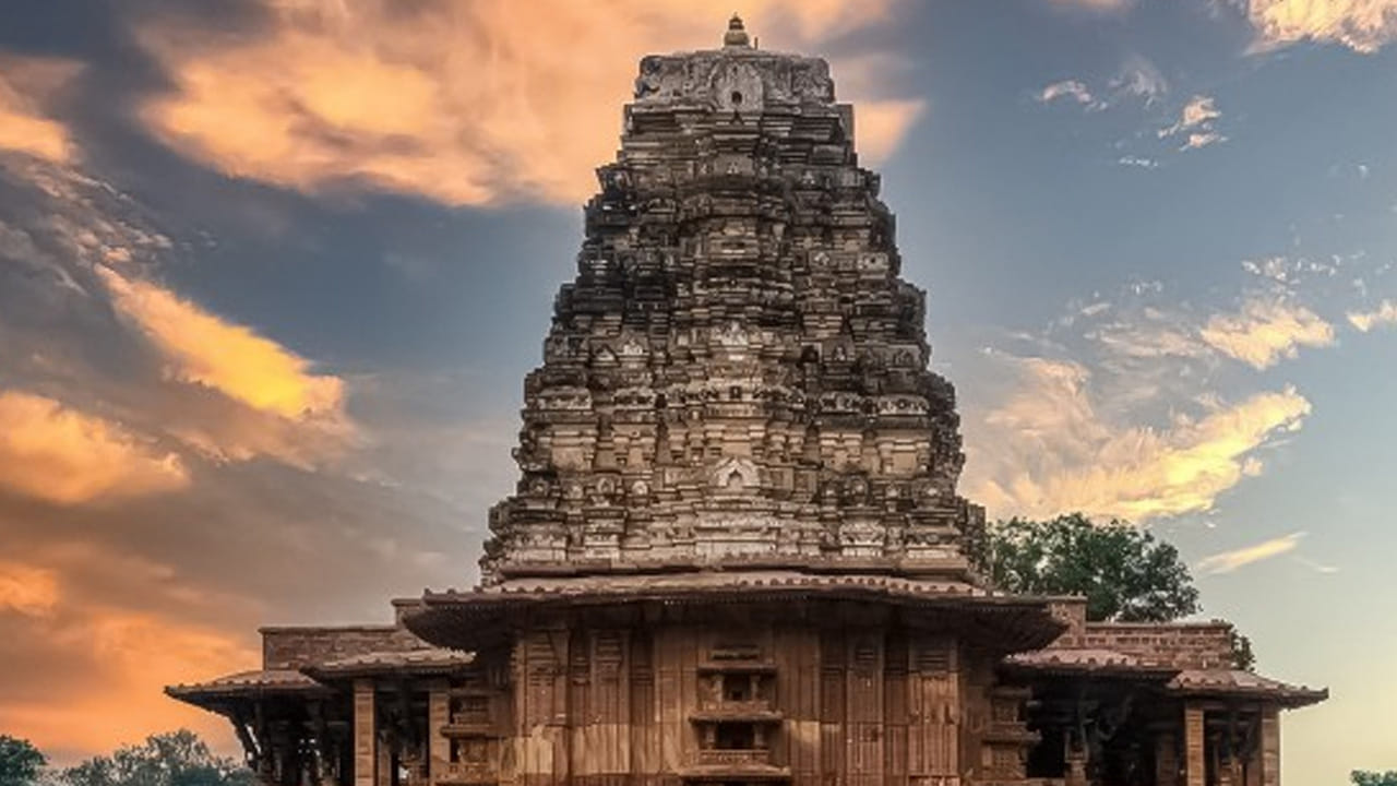 సుమారు తొమ్మిది వందల ఏళ్ళ చరిత్ర కలిగిన ఈ వారసత్వ సంపద ఎన్నో ఉపద్రవాలను ఎదుర్కొని నిలబడ్డాయి.. దుండగులు ధ్వంసం చేయగా మిగిలిన శిల్పసంపద నేటికి సజీవంగా నిలబడ్డాయి.. సాండ్ బాక్స్ టెక్నాలజీతో నిర్మించిన రామప్ప, వేయి స్తంభాల గుడి వెయ్యేళ్ళ క్రితమే కాకతీయులు ఎంతటి ఎంతటి మేదో సంపత్తితో నిర్మాణాలు చేపట్టారో కళ్ళకు కట్టినట్లు కనిపిస్తాయి. దేశమంతా సగర్వంగా బావించే ఈ చారిత్రక నిర్మాణాలన్నీ కేంద్ర పురావస్తు శాఖ పర్యవేక్షణలో ఉన్నాయి.. ఐతే ప్రకృతి విపత్తులు, ముఖ్యంగా పిడుగుల బెడద నుండి వీటి రక్షణకు మరో అడుగుపడింది.  ప్రకృతి వైపరీత్యాల నుంచి కాపాడే ప్రయత్నాల్లో చేస్తోంది కేంద్ర పురావస్తు శాఖ.. రామప్ప ఆలయంతో పాటు చుట్టూ 150 మీటర్ల వరకు పిడుగులు పడకుండా టెంపుల్ ను పిడుగుల బారి నుంచి కాపాడం కోసం ఆధునిక టెక్నాలజీతో లైటింగ్ అరెస్టింగ్ టవర్ నిర్మాణం చేపట్టారు.