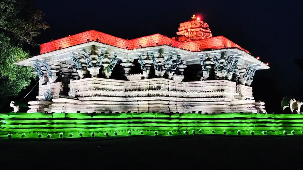 భారీ రాజగోపాలు, అతి పురాతన దేవాలయాలపై కలశాలు ఏర్పాటు చేస్తారు.. ఎందుకో తెలుసా..!శాస్త్ర ప్రకారం ఏర్పాటు చేసే ఆ రాతి కళాశాల వెనుక అత్యంత ప్రాధాన్యత కలిగిన శాస్త్రీయత ఉంది.. పిడుగుల ముప్పు నుండి ఆ ఆలయాలను పరిరక్షించడం కోసం రాతి కళాశాలను గోపురాల పైన ప్రతిష్టిస్తారు. కాకతీయుల నిర్మాణాలలో అత్యంత ప్రసిద్ధిగాంచిన ఆలయాలలో యూనెస్కో గుర్తింపుపొందిన రామప్ప గుడి ఒకటి, వేయి స్తంభాల గుడి, కిలా వరంగల్ లోని అపురూప శిల్పసంపద మనసును అట్టే కట్టిపడేస్తాయి