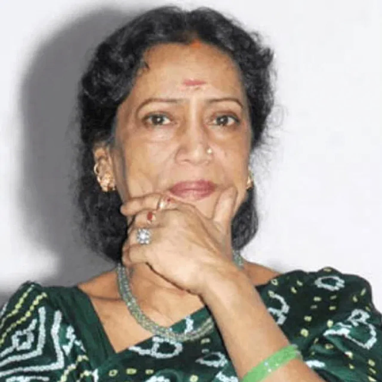 సీనియర్ నటి రమాప్రభ ప్రముఖ దర్శకుడు పూరి జగన్నాథ్‌తో తనకున్న ప్రత్యేక అనుబంధం, ఆయన అందించే నెలవారీ ఆర్థిక సహాయం గురించి ఆసక్తికర విషయాలను వెల్లడించారు. ఒక ప్రముఖ దర్శకుడు తనకు నెల నెలా 20,000 నుంచి 25,000 వరకు డబ్బు పంపిస్తున్నారని, ఆ దర్శకుడు పూరి జగన్నాథ్ అని ఆమె తెలిపారు. ఈ విషయం తనతో పనిచేసిన పూరి బావమరిది రమేష్ ద్వారా తనకు తెలిసిందని వివరించారు.