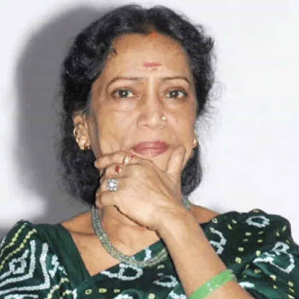 సీనియర్ నటి రమాప్రభ ప్రముఖ దర్శకుడు పూరి జగన్నాథ్తో తనకున్న ప్రత్యేక అనుబంధం, ఆయన అందించే నెలవారీ ఆర్థిక సహాయం గురించి ఆసక్తికర విషయాలను వెల్లడించారు. ఒక ప్రముఖ దర్శకుడు తనకు నెల నెలా 20,000 నుంచి 25,000 వరకు డబ్బు పంపిస్తున్నారని, ఆ దర్శకుడు పూరి జగన్నాథ్ అని ఆమె తెలిపారు. ఈ విషయం తనతో పనిచేసిన పూరి బావమరిది రమేష్ ద్వారా తనకు తెలిసిందని వివరించారు.