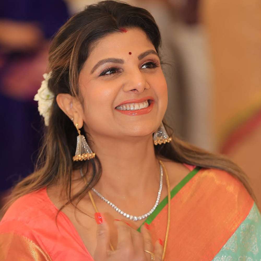 ఇప్పటి హీరోయిన్లలో నయనతార, ఇలియానా, కాజల్, త్రిషలలో త్రిష అంటే తనకు చాలా ఇష్టమని రంభ వెల్లడించారు. అందుకు కారణం పర్టిక్యులర్‌గా లేకపోయినా, రెండు మూడు సార్లు కలిసినప్పుడు త్రిష చాలా ఆప్యాయంగా మాట్లాడారని, చాలామంది తెలిసినా తెలియన్నట్టు ఉంటారని ఆమె అభిప్రాయపడ్డారు. యువ హీరోల సరసన నటించే అవకాశం వస్తే ఎవరితో చేస్తారని అడగగా, అల్లు అర్జున్, ఎన్టీఆర్‌లతో ఇప్పటికే చేశానని, ప్రభాస్, మహేష్ బాబులతో చేయలేదని, అవకాశం వస్తే ఆలోచిస్తానని రంభ బదులిచ్చారు.