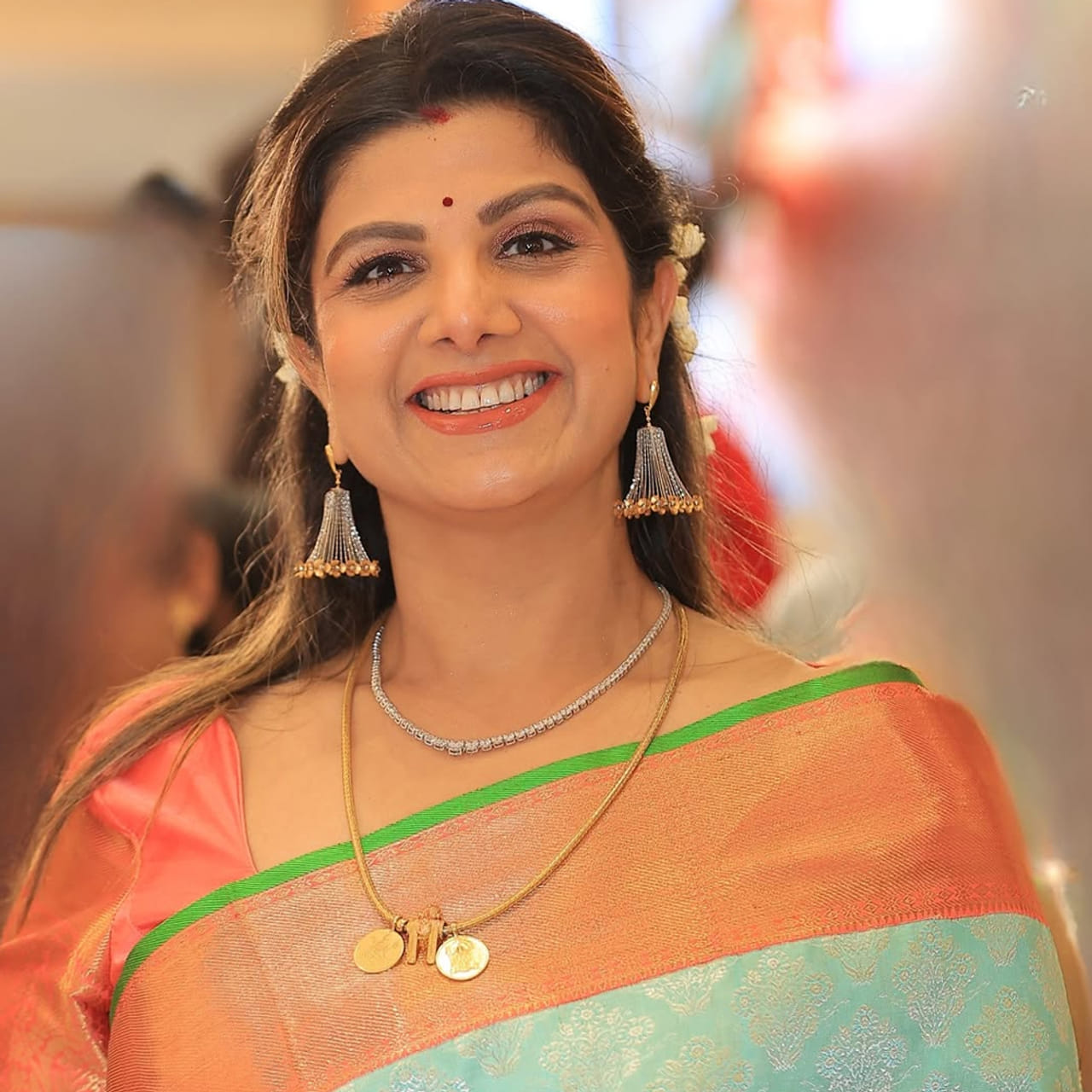 నటి రంభ ఇటీవల ఇచ్చిన ఒక ప్రత్యేక ఇంటర్వ్యూలో తన సినీ కెరీర్, వ్యక్తిగత జీవితం గురించి అనేక ఆసక్తికరమైన విషయాలను పంచుకున్నారు. సమకాలీన హీరోయిన్లలో ఎవరిని పోటీగా భావించేవారని అడిగినప్పుడు, మీనా, రోజాలతో తక్కువ కాంబినేషన్లు ఉన్నాయని, కానీ రమ్యకృష్ణ విషయంలో మాత్రం భయం వేసేదని తెలిపారు. ఆమె సీనియర్ అని, ఒక మూమెంట్ చేసేటప్పుడు ఆమె స్థాయికి చేరుకోవడం కష్టమని భావించేదాన్ని కానీ రమ్యకృష్ణ చాలా సహకరించేవారని పేర్కొన్నారు.